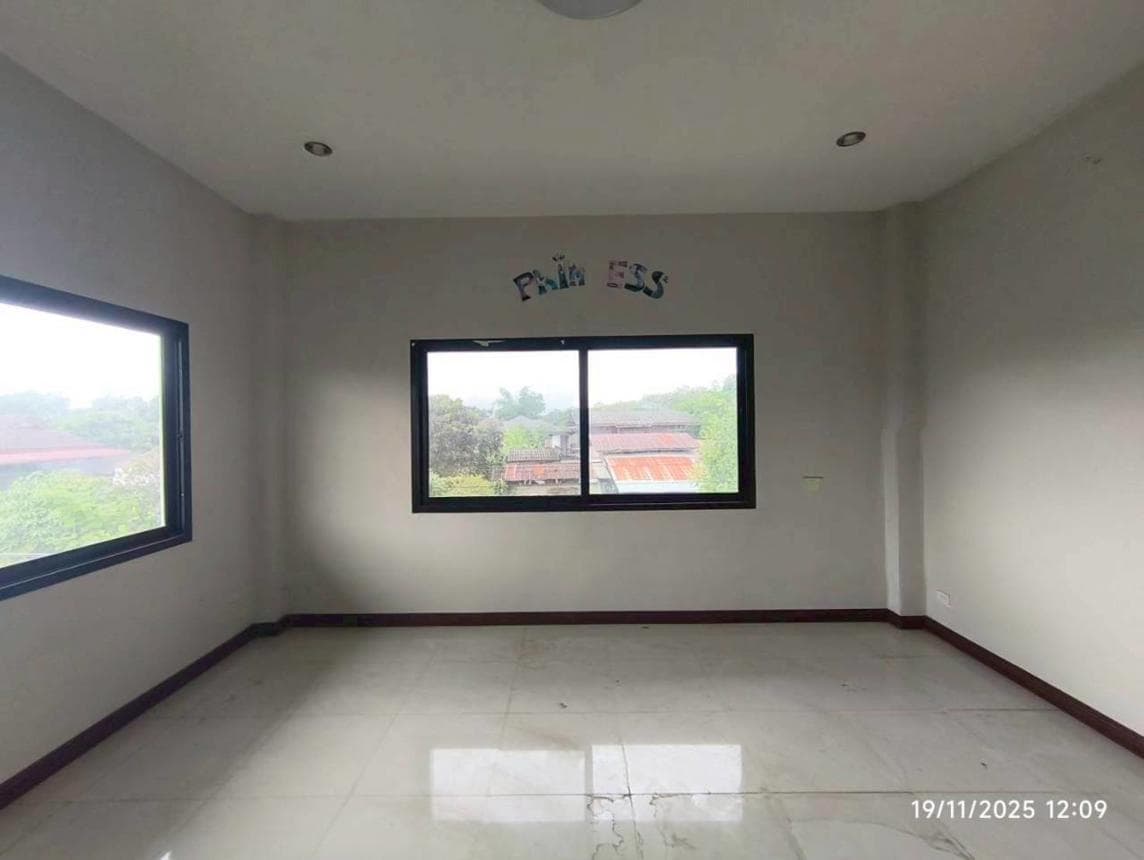 ขายบ้านเดี่ยว/อาคารพักอาศัยขนาดใหญ่ พื้นที่ใช้สอย 763.5 ตร.ม. บนเนื้อที่ 83 ตร.ว. ทำเลสันมะเค็ด พาน เชียงราย เหมาะสำหรับครอบครัวใหญ่หรือลงทุน