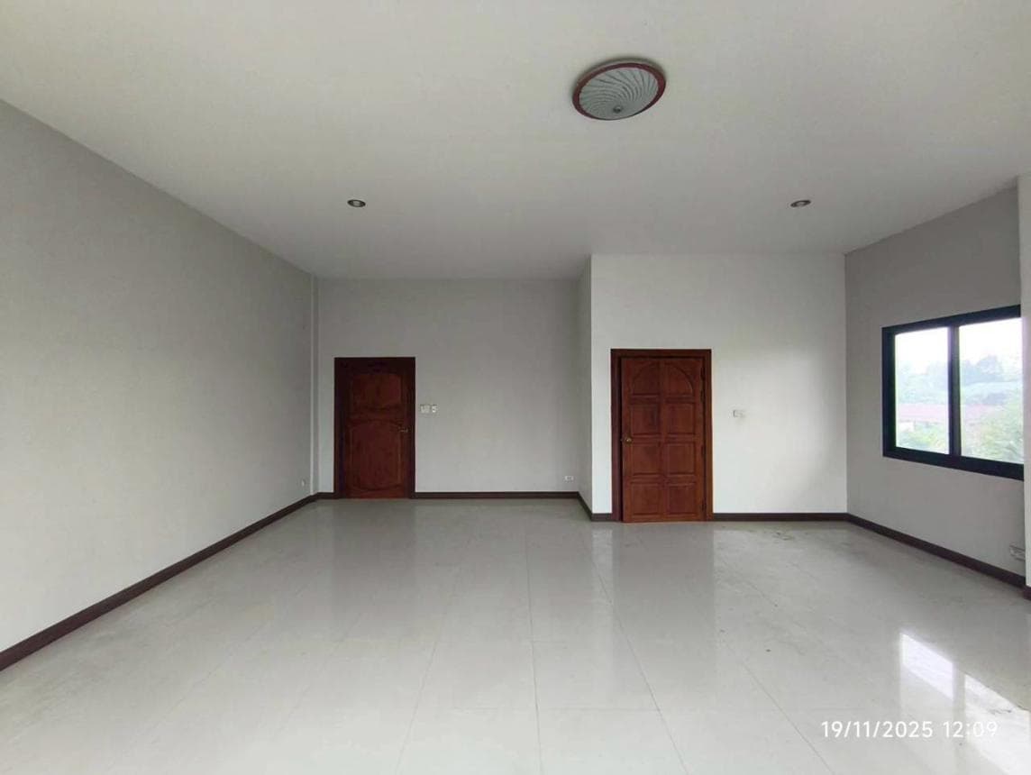 ขายบ้านเดี่ยว/อาคารพักอาศัยขนาดใหญ่ พื้นที่ใช้สอย 763.5 ตร.ม. บนเนื้อที่ 83 ตร.ว. ทำเลสันมะเค็ด พาน เชียงราย เหมาะสำหรับครอบครัวใหญ่หรือลงทุน