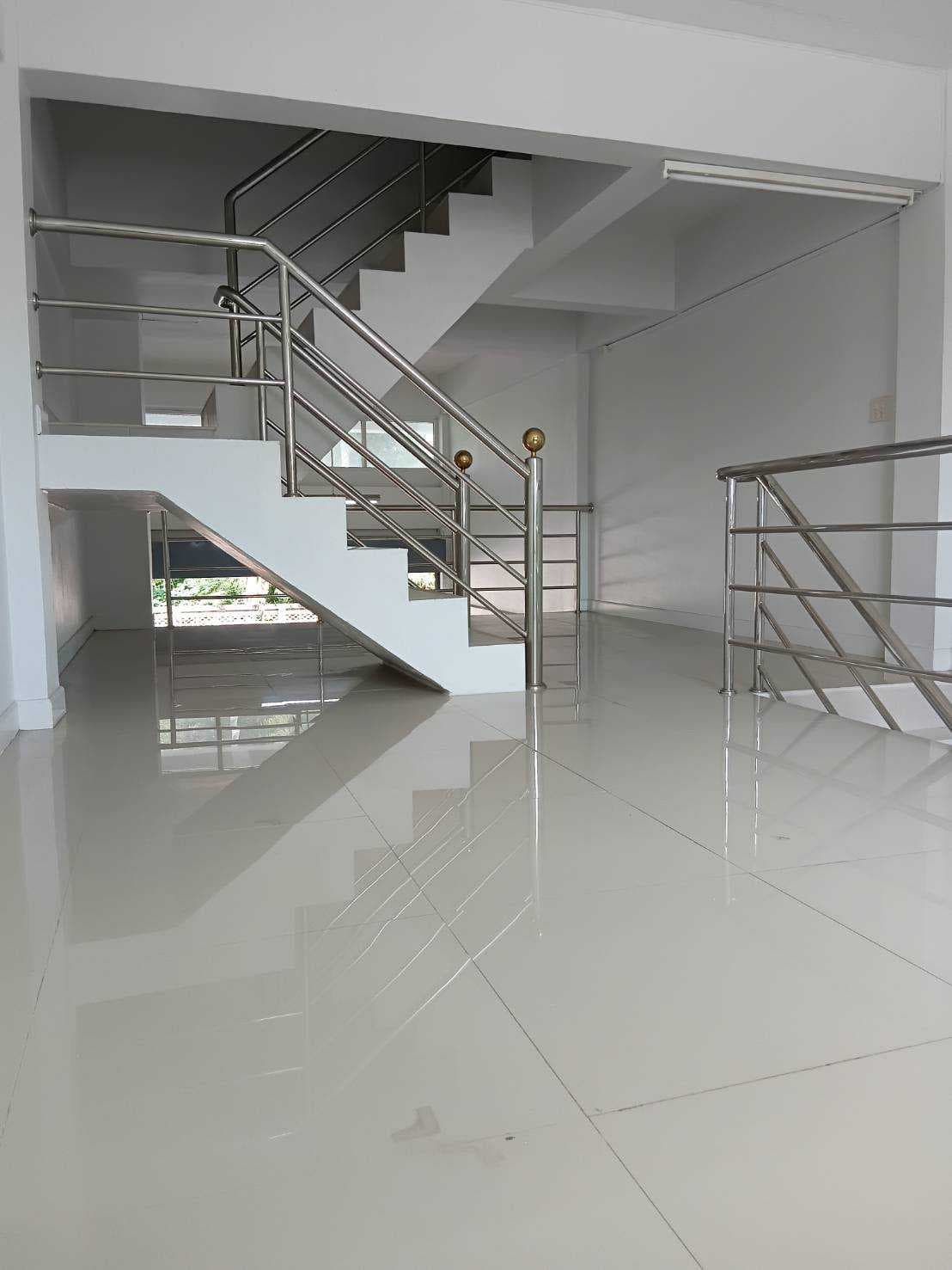 อาคารพาณิชย์ อยู่ใกล้สถานีขนส่ง พื้นที่ภายในกว้าง เหมาะสำหรับทำ Home office เปิดธุรกิจได้หลากหลาย