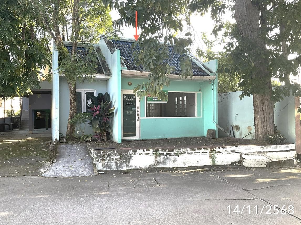 ขายบ้านเดี่ยวหลังใหญ่ เมืองเชียงราย ทำเลเวียง เนื้อที่กว้าง 81.8 ตร.ว. พื้นที่ใช้สอย 291.25 ตร.ม. 3 ห้องนอน 2 ห้องน้ำ ทำเลใจกลางเมือง