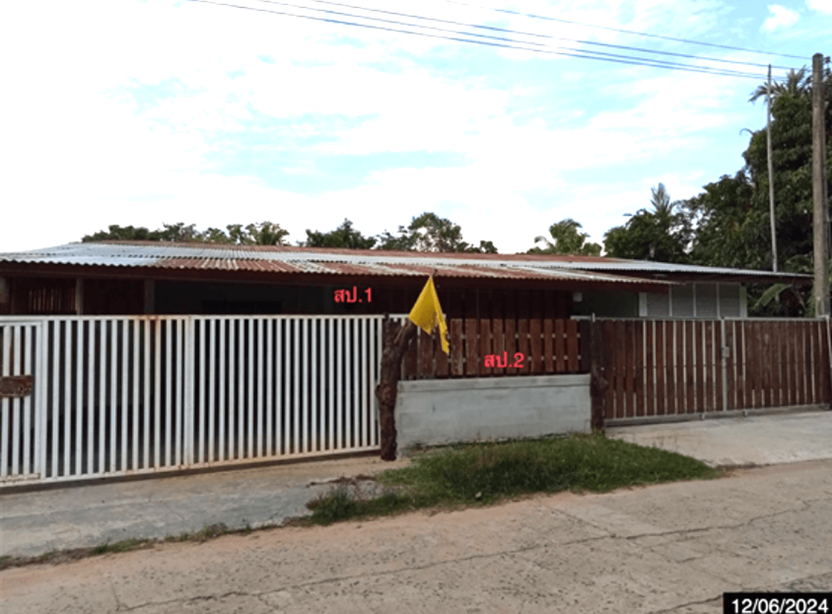 บ้านเดี่ยว ยาง ศีขรภูมิ สุรินทร์ 3 ห้องนอน 2 ห้องน้ำ พื้นที่ 241.5 ตร.ม. บนที่ดินขนาดใหญ่ 87 ตร.ว. ทำเลสงบ พื้นที่กว้างขวาง ราคาคุ้มค่าเพียง 2.62 ล้าน