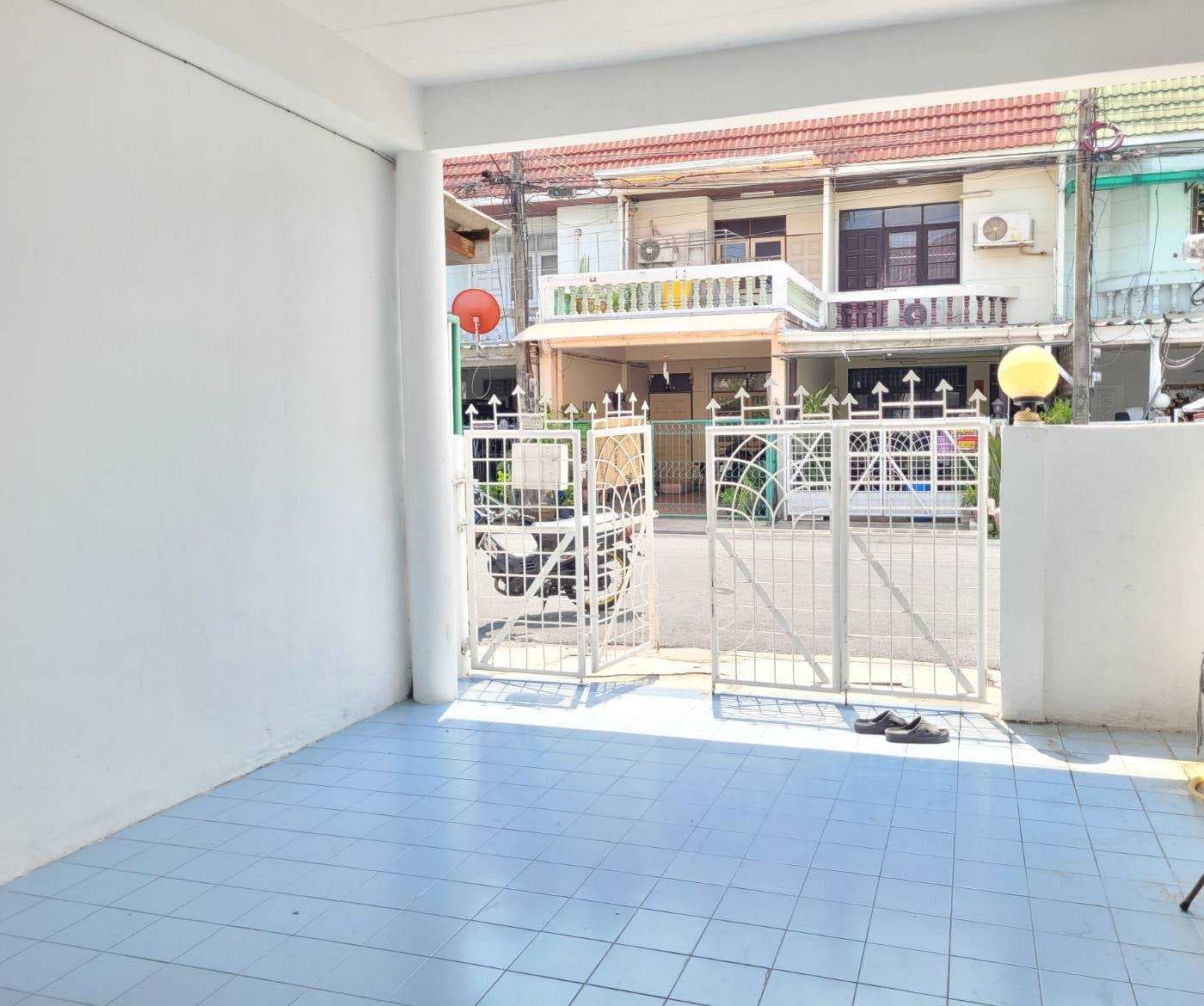 ขาย ทาวน์เฮ้าส์ หมู่บ้านบัวบาน 18 ตรว 100 ตรม 2 นอน 2 น้ำ 2 ชั้น 2 ที่จอดรถ