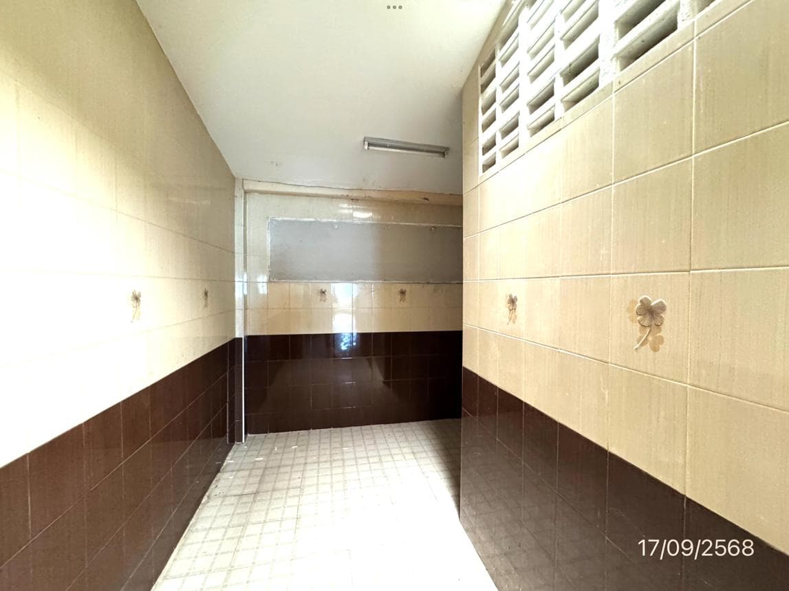 ขายอาคารพาณิชย์ บางหญ้าแพรก เมืองสมุทรสาคร ทำเลดี พื้นที่ใช้สอยเยอะ 8 ห้องน้ำ เหมาะทำธุรกิจและสำนักงาน