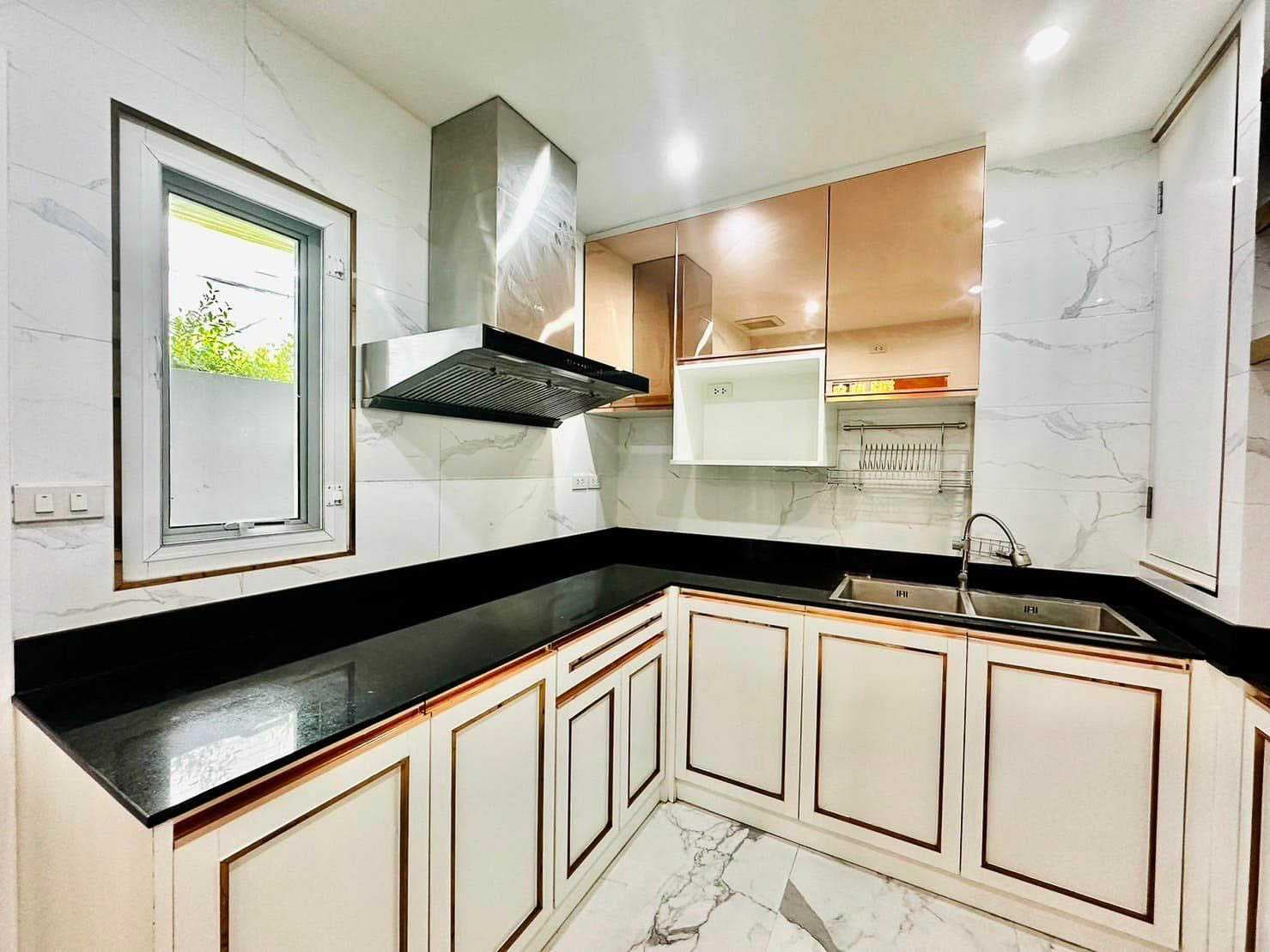 ขายบ้าน ทาวน์โฮมหลังใหญ่ SPACE TOWNHOME (ลาดพร้าว – เหม่งจ๋าย) 4 นอน built-in ใหม่ทั้งหลัง 4 ชั้น 31 ตรว
