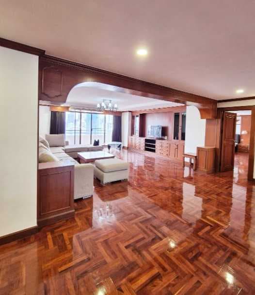 ขายคอนโด Watthana Heights (วัฒนาไฮทส์ คอนโดมิเนียม) 337 ตรม. 3 นอน 3 น้ำ ชั้นที่ 30 วิวเมือง พร้อมเฟอร์นิเจอร์