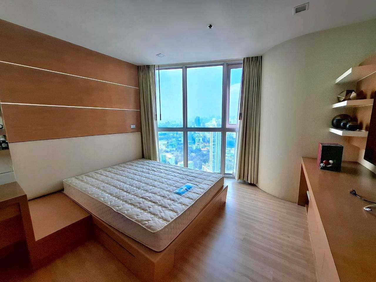 ขายคอนโด Le Luk Sky Walk ทำเลใจกลางเมือง วิวแม่น้ำเจ้าพระยา 3 ห้องนอน 3 ห้องน้ำ 183.18 ตรม ชั้น 41 ใกล้ BTS พระโขนง