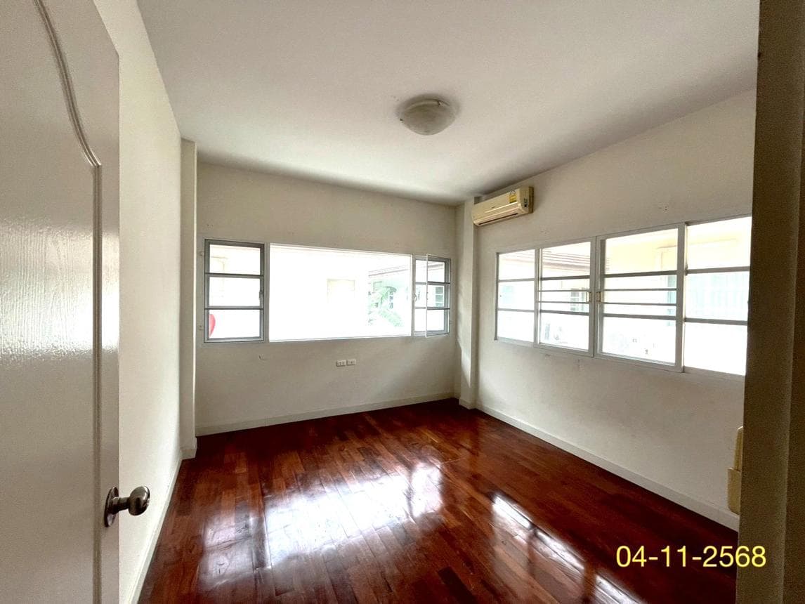 บ้านเดี่ยว เลอนครินทร์ บางเมือง เมืองสมุทรปราการ 3 ห้องนอน 3 ห้องน้ำ พื้นที่ 231 ตร.ม. บนที่ดิน 58 ตร.ว. ทำเลดีใกล้ทางด่วนและรถไฟฟ้า ราคาพิเศษ 6.8 ล้าน