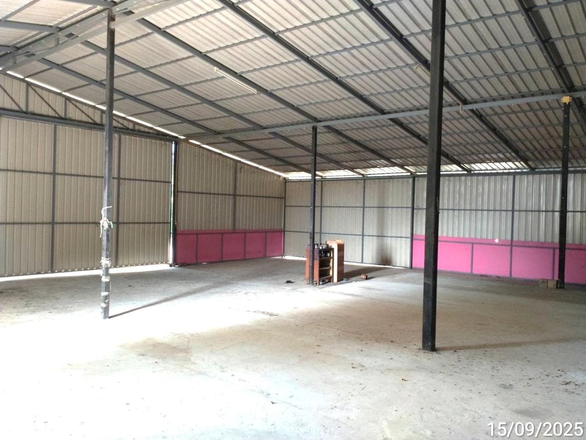 ขายอาคารโรงงาน พนมสารคาม ฉะเชิงเทรา ทำเลท่าถ่าน พื้นที่ใช้สอย 702.5 ตร.ม. บนเนื้อที่ 93 ตร.ว. สภาพดี เหมาะสำหรับอุตสาหกรรมและคลังสินค้า