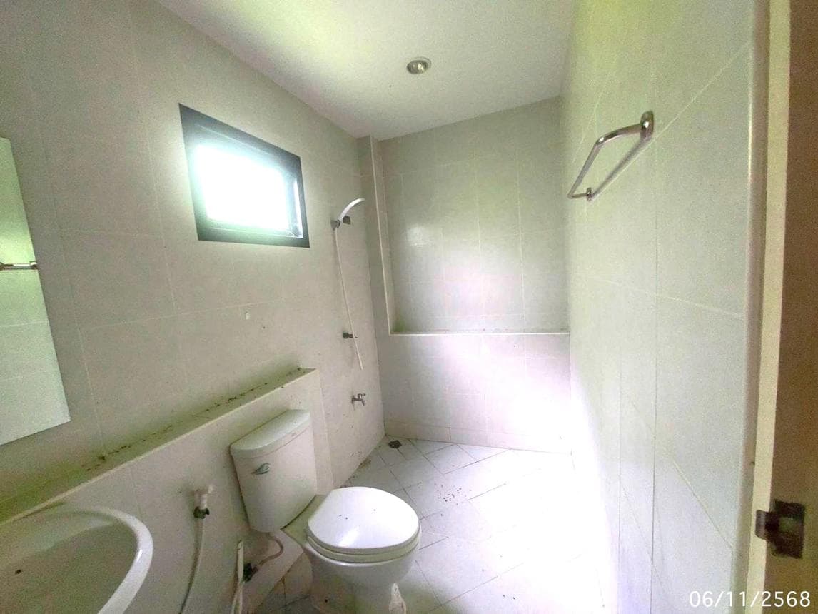 บ้านเดี่ยว บ้านน้ำเพชร 5 ท่าระหัด เมืองสุพรรณบุรี 3 ห้องนอน 2 ห้องน้ำ พื้นที่ 212 ตร.ม. บนที่ดินกว้าง 92.7 ตร.ว. ทำเลพรีเมียม เดินทางสะดวก