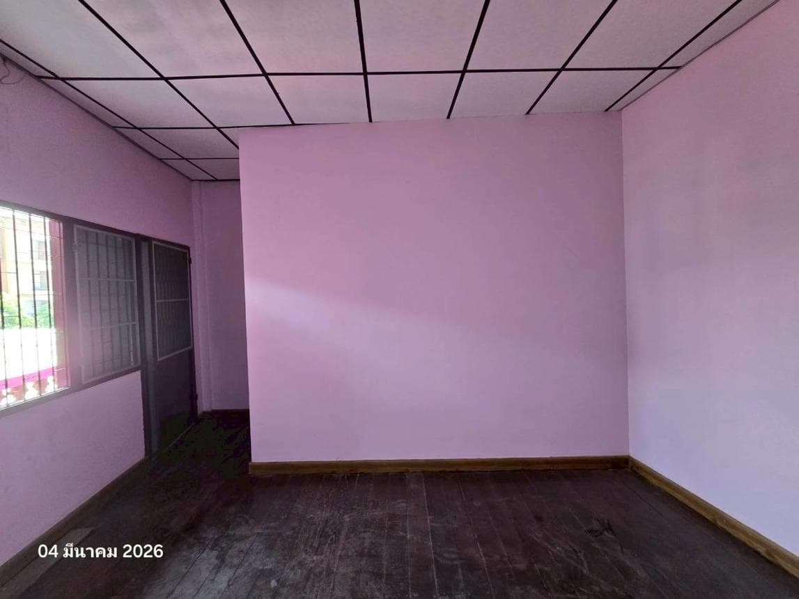 ขายทาวน์เฮ้าส์ 2 ห้องนอน 2 ห้องน้ำ พื้นที่ 21.9 ตร.ว. ทำเลใจกลางเมืองพิษณุโลก เดินทางสะดวก สภาพดี พร้อมอยู่ ราคาไม่ถึง 2 ล้าน