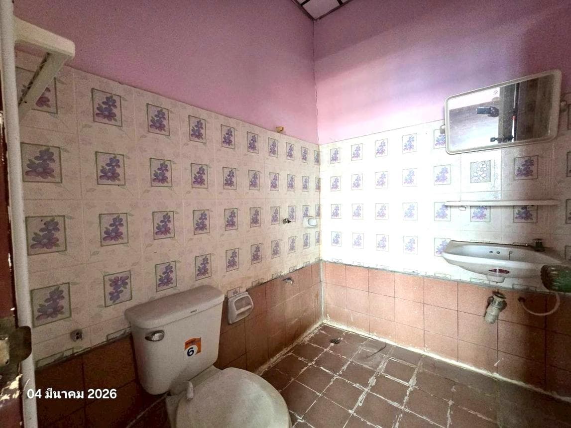 ขายทาวน์เฮ้าส์ 2 ห้องนอน 2 ห้องน้ำ พื้นที่ 21.9 ตร.ว. ทำเลใจกลางเมืองพิษณุโลก เดินทางสะดวก สภาพดี พร้อมอยู่ ราคาไม่ถึง 2 ล้าน