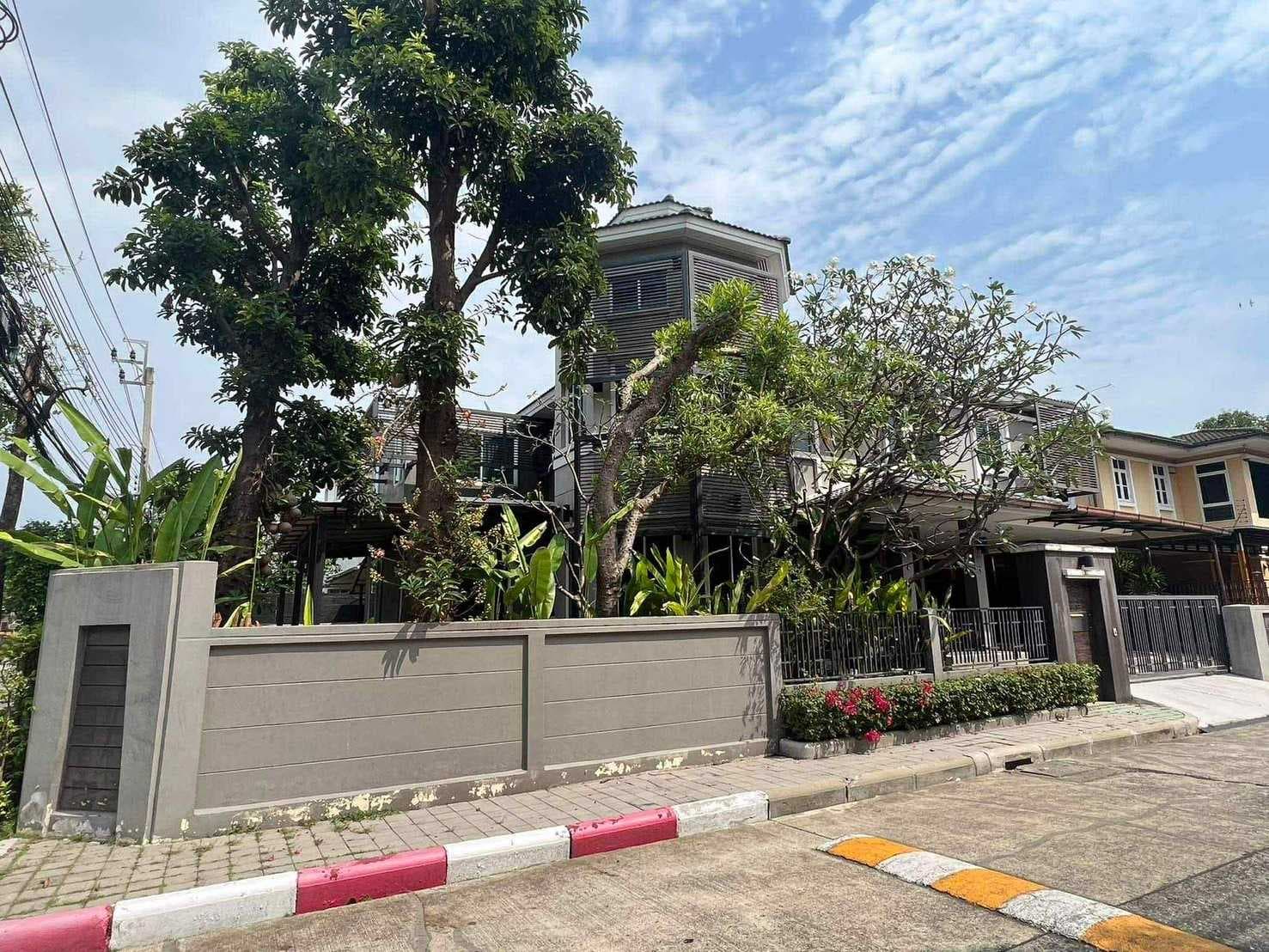 ขาย/ให้เช่า บ้านหรูทำเลดี 4 นอน 4 น้ำ หมู่บ้าน Golden Nakara อ่อนนุช 65- พระราม 9-มอเตอร์เวย์ 114 ตรว 2 ชั้น