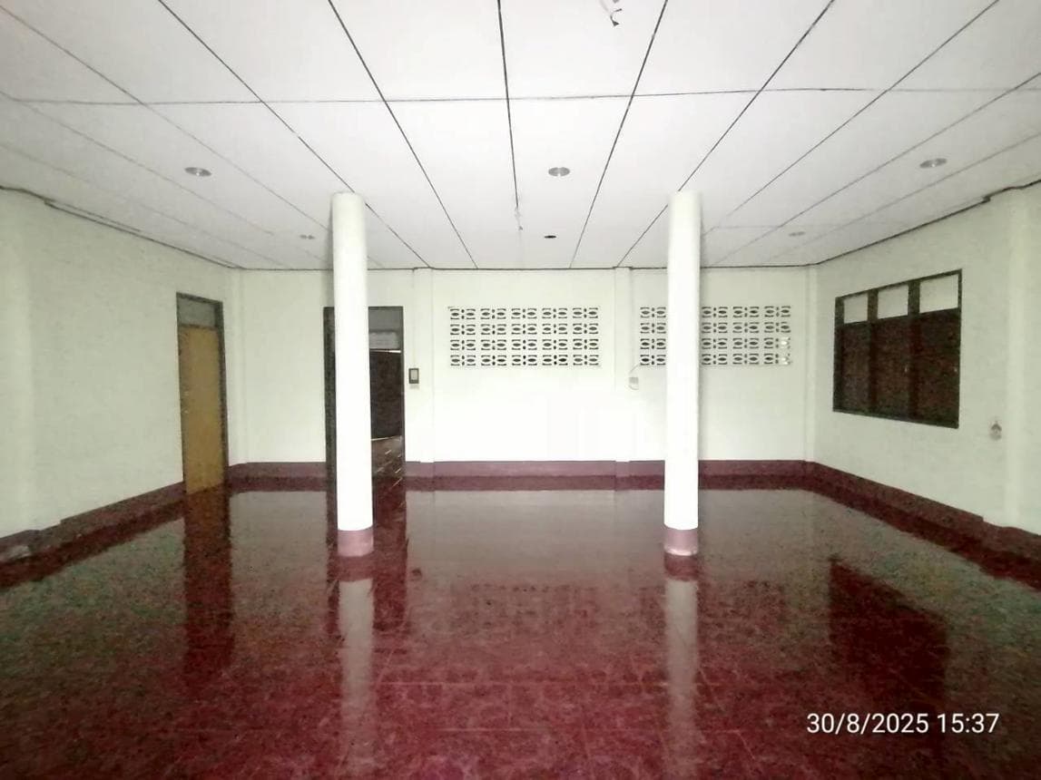 คฤหาสน์หรูหลังใหญ่ 5 ห้องนอน 2 ห้องน้ำ พื้นที่ใช้สอย 376.5 ตร.ม. ทำเลศักยภาพ พรรณานิคม จ.สกลนคร