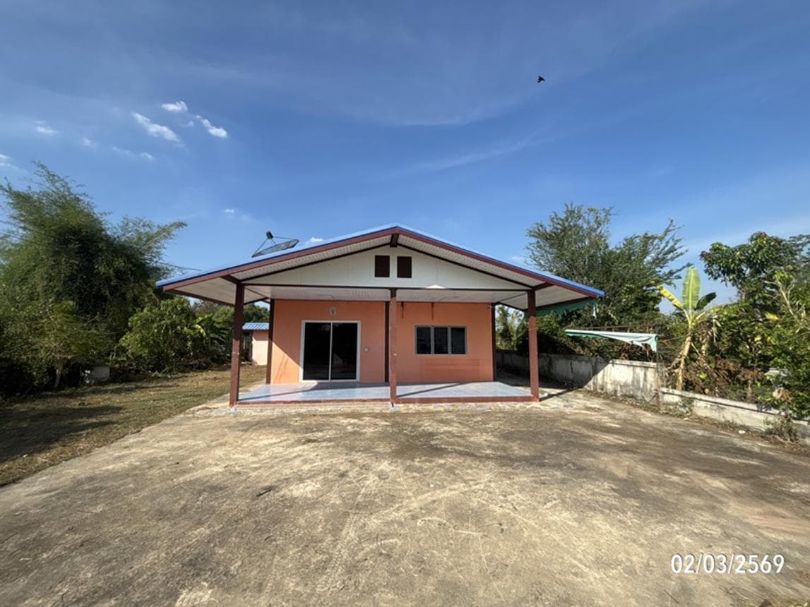 บ้านเดี่ยว ยาง ศีขรภูมิ สุรินทร์ 3 ห้องนอน 2 ห้องน้ำ พื้นที่ใช้สอย 173.75 ตร.ม. ทำเลดีบรรยากาศสงบ เดินทางสะดวก ราคาพิเศษ 2.64 ล้าน