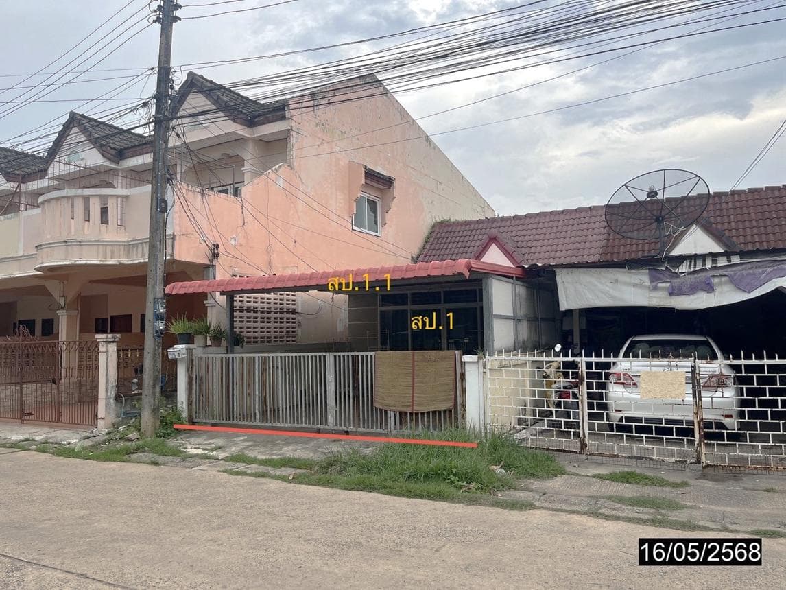 ทาวน์เฮ้าส์ ในเมือง เมืองร้อยเอ็ด ร้อยเอ็ด 2 ห้องนอน 2 ห้องน้ำ พื้นที่กว้าง 107.5 ตร.ม. บนเนื้อที่ 32.8 ตร.ว. ทำเลดีราคาไม่ถึงล้าน