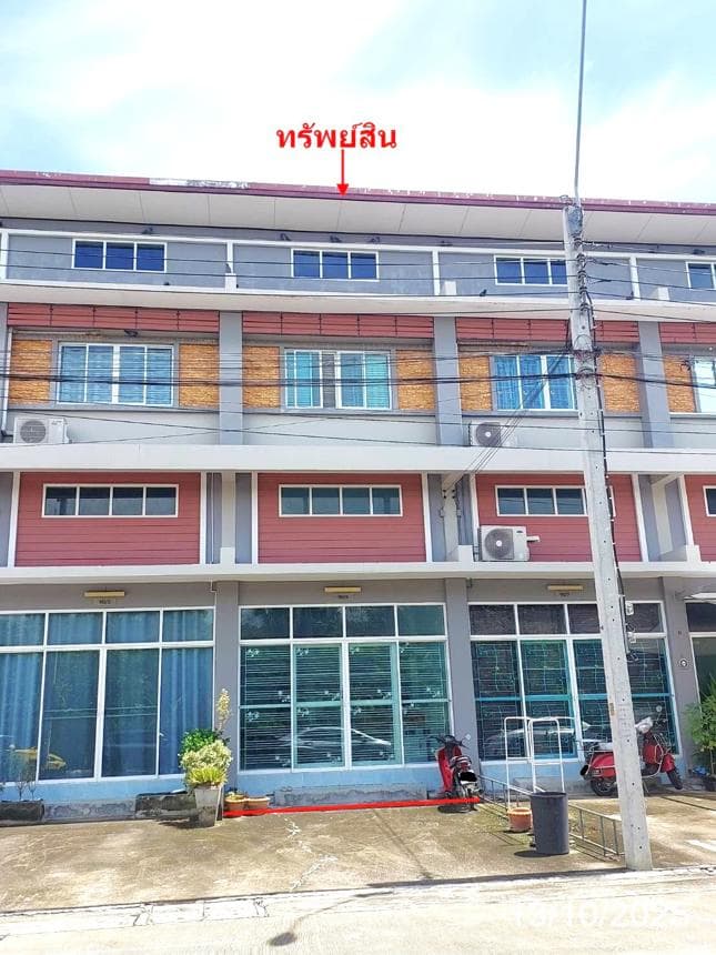 อาคารพาณิชย์ บีทีเอ็น เรสซิเดนซ์ บางรักพัฒนา บางบัวทอง นนทบุรี พื้นที่ 116 ตร.ม. บนที่ดิน 18.5 ตร.ว. ทำเลค้าขาย เดินทางสะดวก ใกล้แหล่งชุมชนและรถไฟฟ้า ราคาคุ้มค่าเพียง 2.05 ล้าน