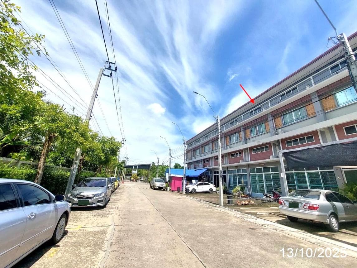 อาคารพาณิชย์ บีทีเอ็น เรสซิเดนซ์ บางรักพัฒนา บางบัวทอง นนทบุรี พื้นที่ 116 ตร.ม. บนที่ดิน 18.5 ตร.ว. ทำเลค้าขาย เดินทางสะดวก ใกล้แหล่งชุมชนและรถไฟฟ้า ราคาคุ้มค่าเพียง 2.05 ล้าน