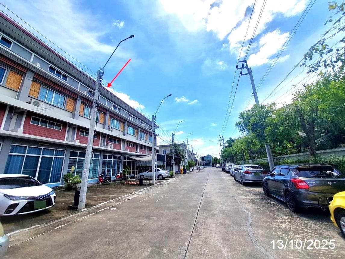 อาคารพาณิชย์ บีทีเอ็น เรสซิเดนซ์ บางรักพัฒนา บางบัวทอง นนทบุรี พื้นที่ 116 ตร.ม. บนที่ดิน 18.5 ตร.ว. ทำเลค้าขาย เดินทางสะดวก ใกล้แหล่งชุมชนและรถไฟฟ้า ราคาคุ้มค่าเพียง 2.05 ล้าน