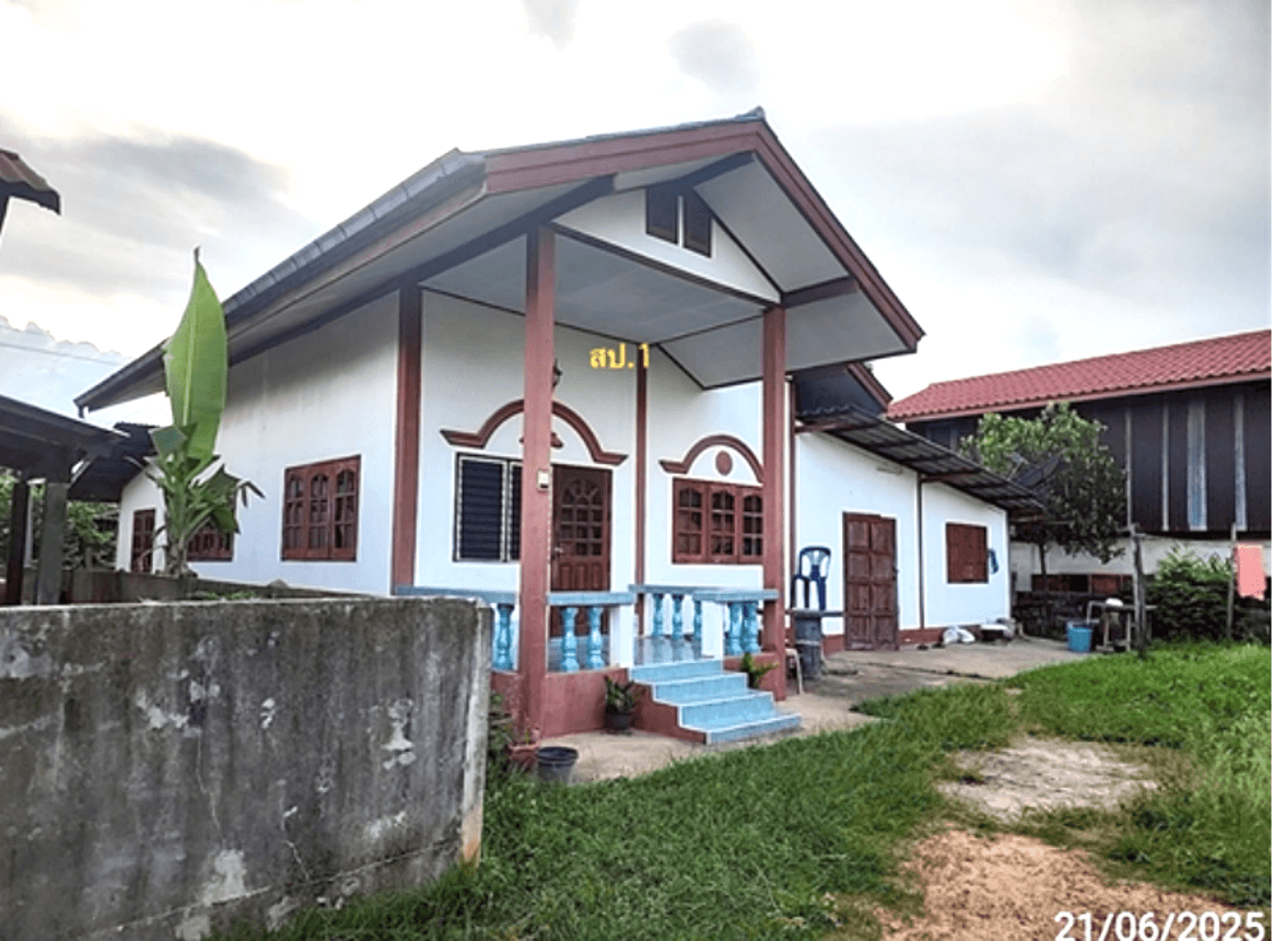 บ้านเดี่ยว โพธิ์ทอง โพนทอง ร้อยเอ็ด 2 ห้องนอน 2 ห้องน้ำ พื้นที่ใช้สอย 136 ตร.ม. บนที่ดินกว้างขวาง 77 ตร.ว. ทำเลสงบเป็นส่วนตัว ราคาพิเศษ 1.03 ล้าน