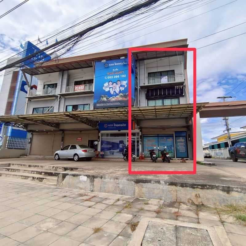 ขายอาคารพาณิชย์ 3 ชั้น จังหวัดลำพูน ตั้งอยู่เรียบถนนใหญ่ ทำเลดี เดินไปแจ่มฟ้าพลาซ่าได้ เหมาะสำหรับเปิดทำธุกิจ หรือทำโฮมออฟฟิศพร้อมเป็นที่พักอาศัยได้