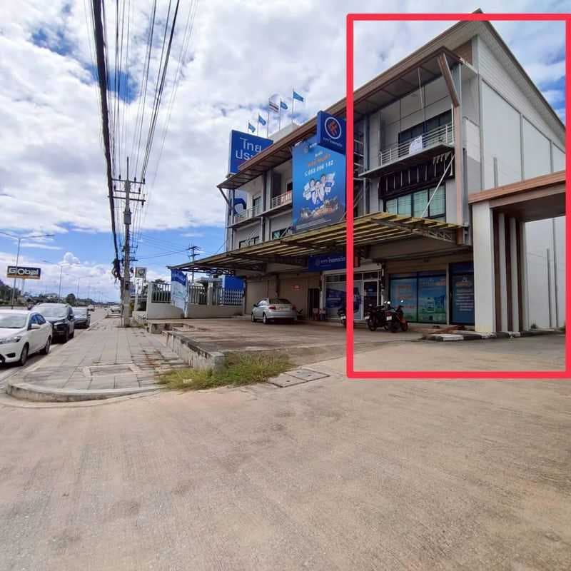 ขายอาคารพาณิชย์ 3 ชั้น จังหวัดลำพูน ตั้งอยู่เรียบถนนใหญ่ ทำเลดี เดินไปแจ่มฟ้าพลาซ่าได้ เหมาะสำหรับเปิดทำธุกิจ หรือทำโฮมออฟฟิศพร้อมเป็นที่พักอาศัยได้