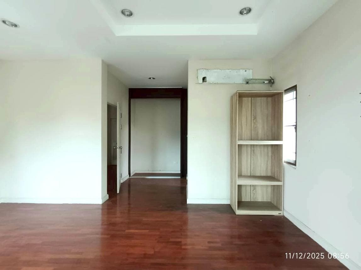 บ้านเดี่ยว เศรษฐสิริ ประชาชื่น เรสซิเด้นซ์ 1 ท่าทราย เมืองนนทบุรี นนทบุรี พื้นที่ 83.3 ตร.ว. พื้นที่ใช้สอย 293.75 ตร.ม. 4 ห้องนอน 4 ห้องน้ำ