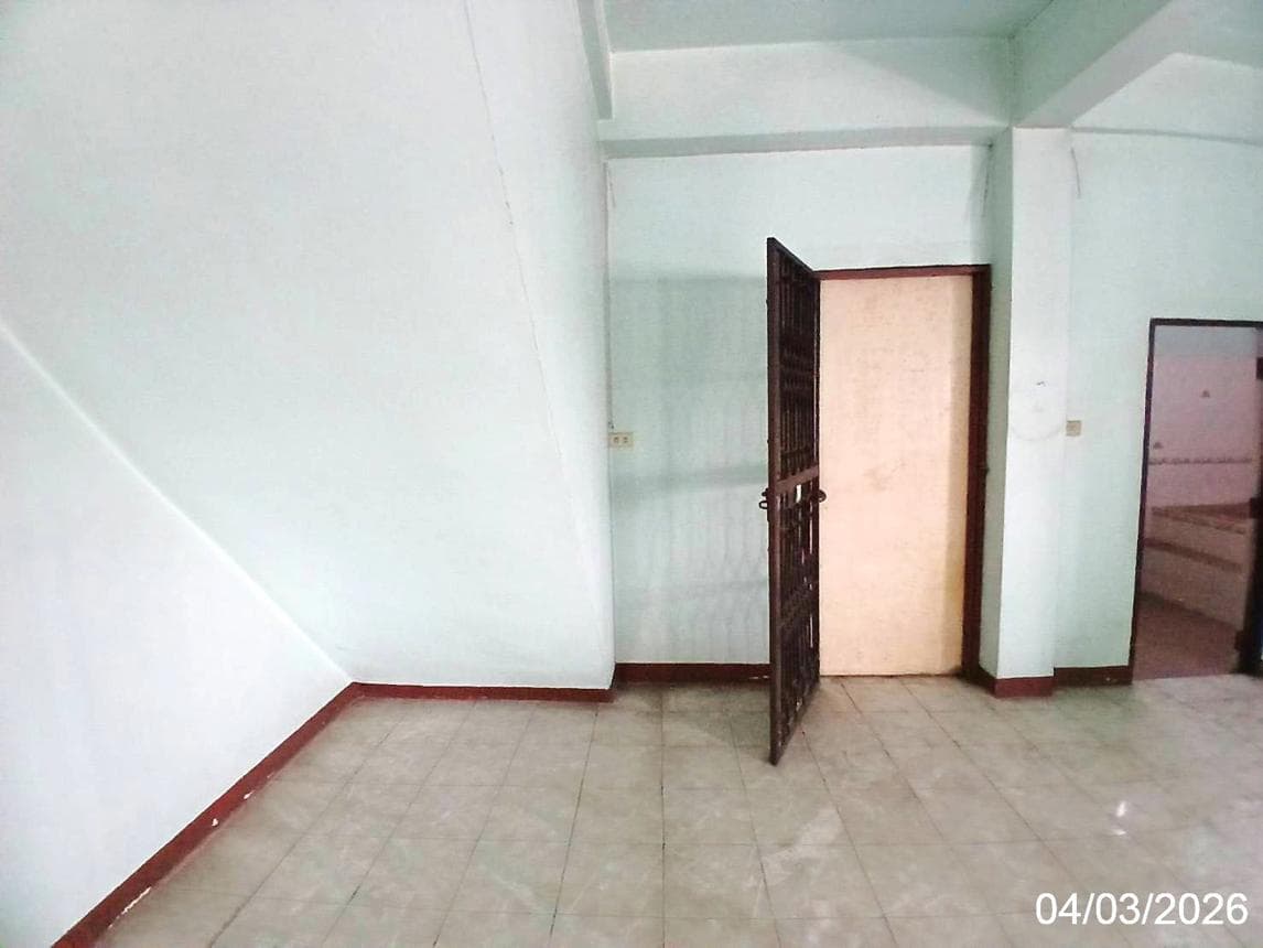 ขายอาคารพาณิชย์ เมืองสระบุรี สระบุรี ทำเลหนองยาว เนื้อที่ 36.3 ตร.ว. พื้นที่ใช้สอย 462 ตร.ม. 6 ห้องน้ำ สภาพดี เหมาะสำหรับทำการค้าและอยู่อาศัย