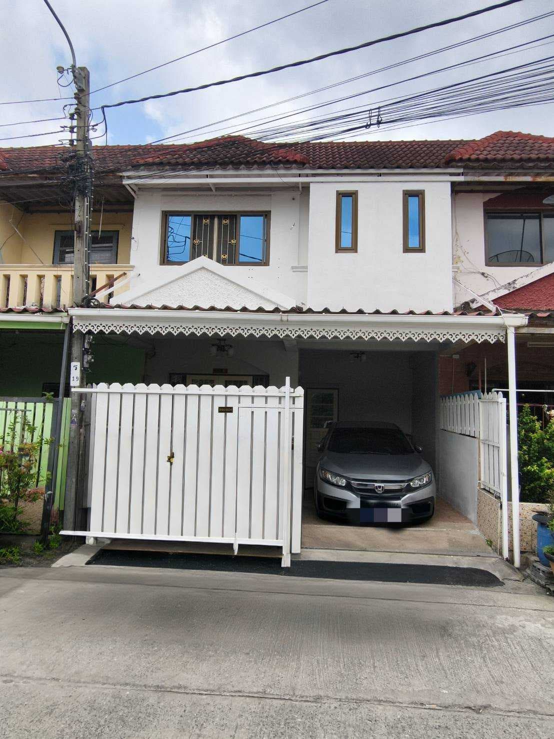 บ้าน ทาวน์เฮาส์ 2 ชั้น ทำเลดี หมู่บ้านใหญ่ เดินทางสะดวก