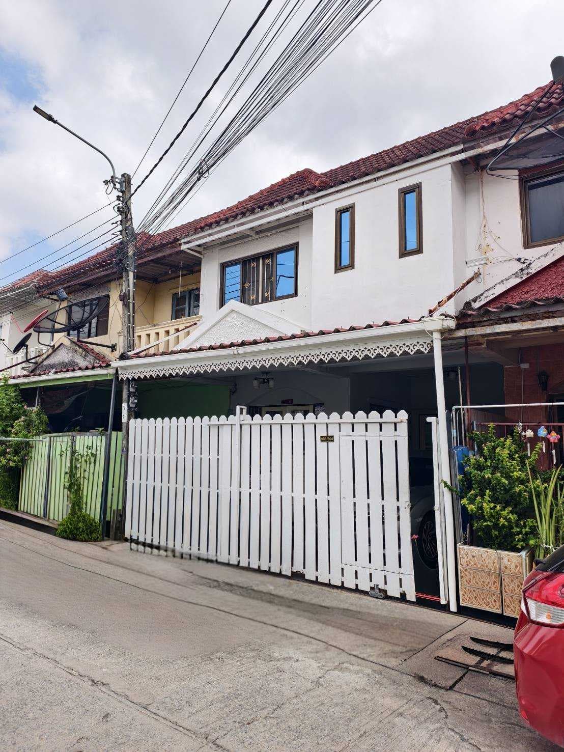 บ้าน ทาวน์เฮาส์ 2 ชั้น ทำเลดี หมู่บ้านใหญ่ เดินทางสะดวก