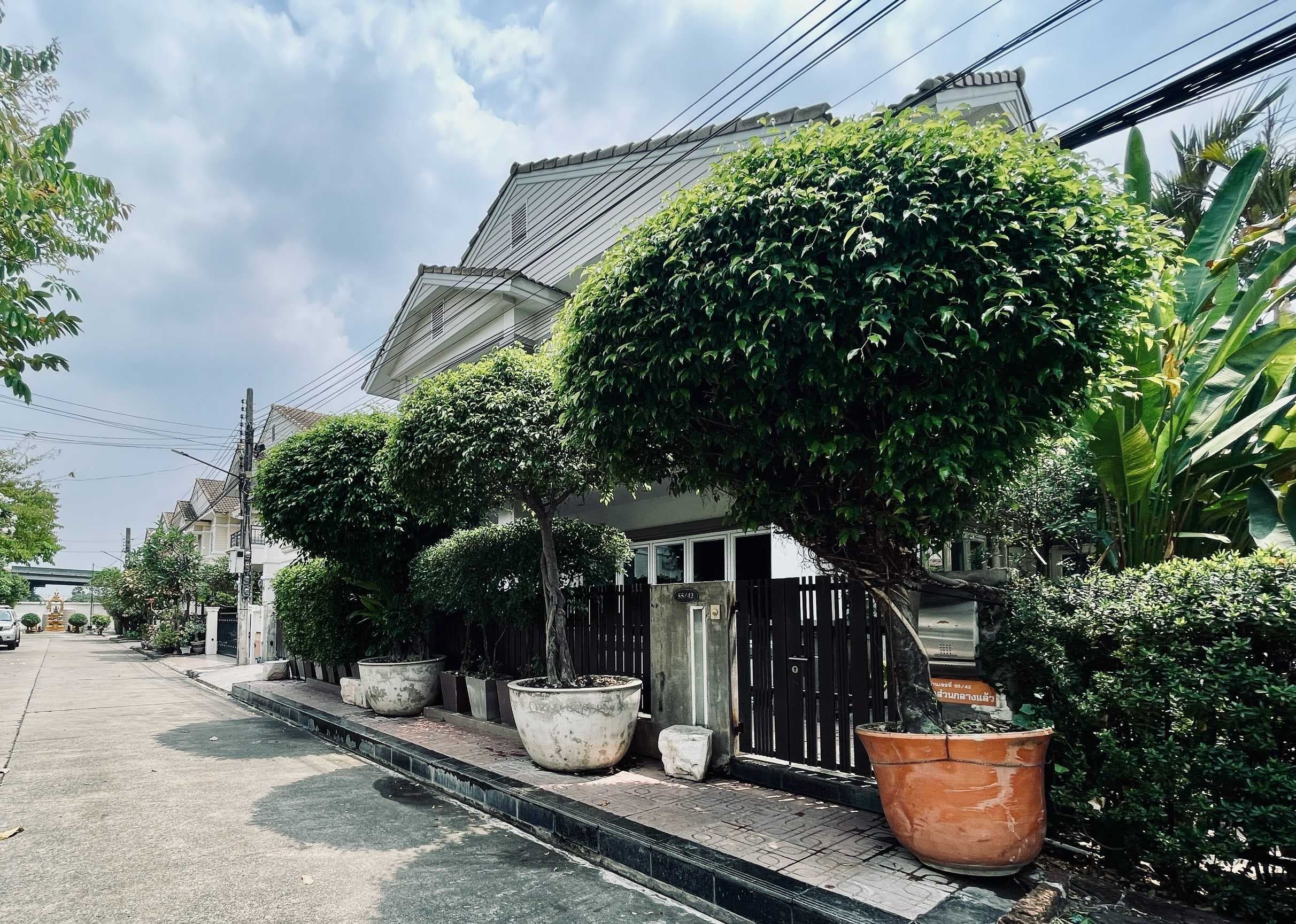ขายบ้านเดี่ยว หมู่บ้านสกุลธร วัชรพล 2/3 ขนาด 55.5 ตร.ว. ใกล้ถนนตัดใหม่! รีโนเวทใหม่ทั้งหลัง