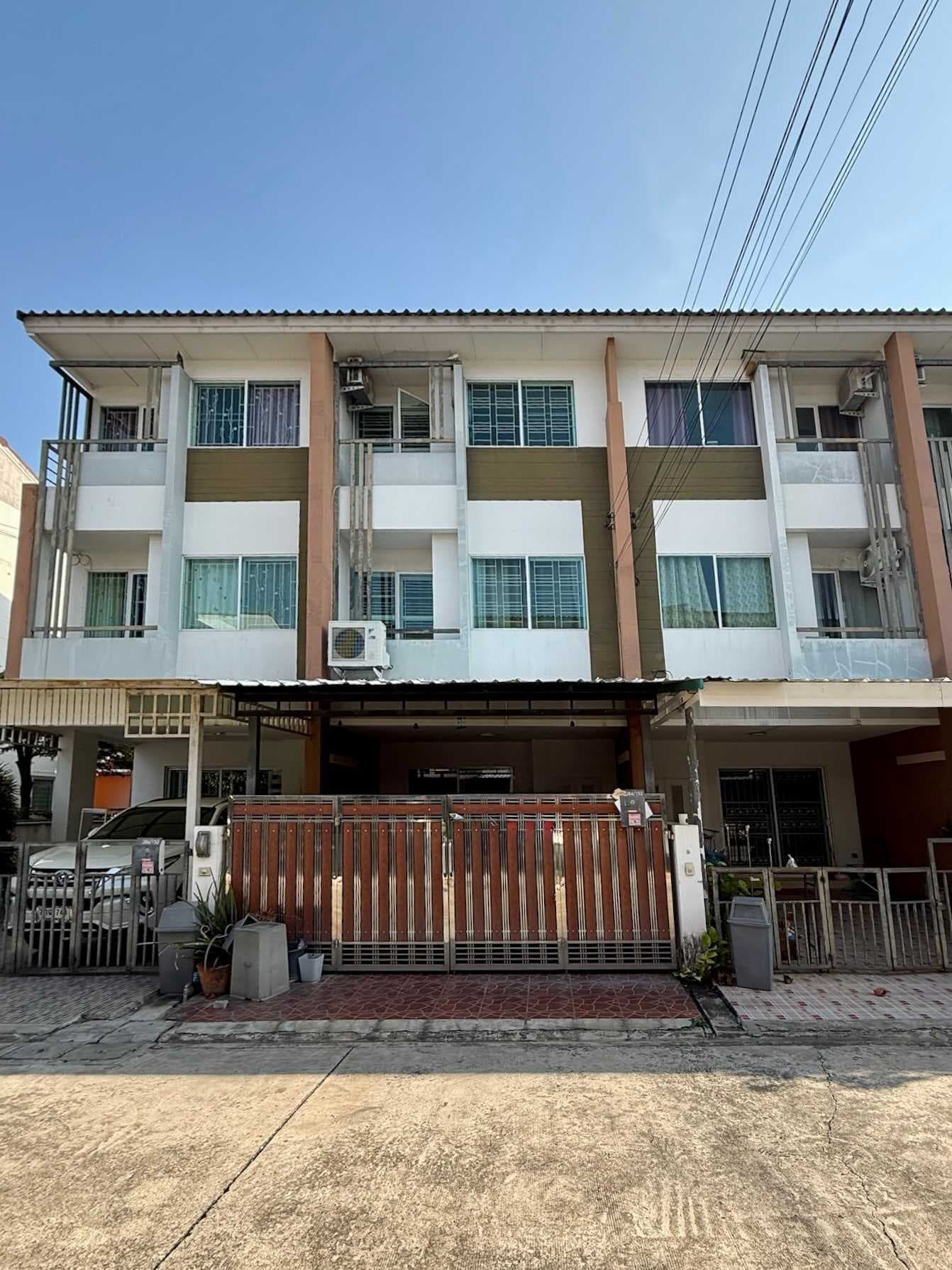 ขายทาวน์โฮม 3 ชั้นหลังใหญ่ !! เดอะ ทรัสต์ ซิตี้ งามวงศ์วาน 25 ต่อเติมครัวแล้ว 4 นอน ใกล้ทางด่วนและเดอะมอลล์