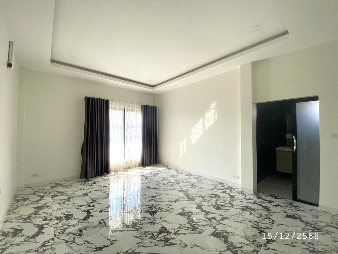 บ้านเดี่ยว หนองหงษ์ พานทอง ชลบุรี 3 ห้องนอน 2 ห้องน้ำ พื้นที่ใช้สอย 138.75 ตร.ม. ทำเลดีใกล้แหล่งงานและนิคมอุตสาหกรรม ราคาพิเศษ 3.8 ล้าน