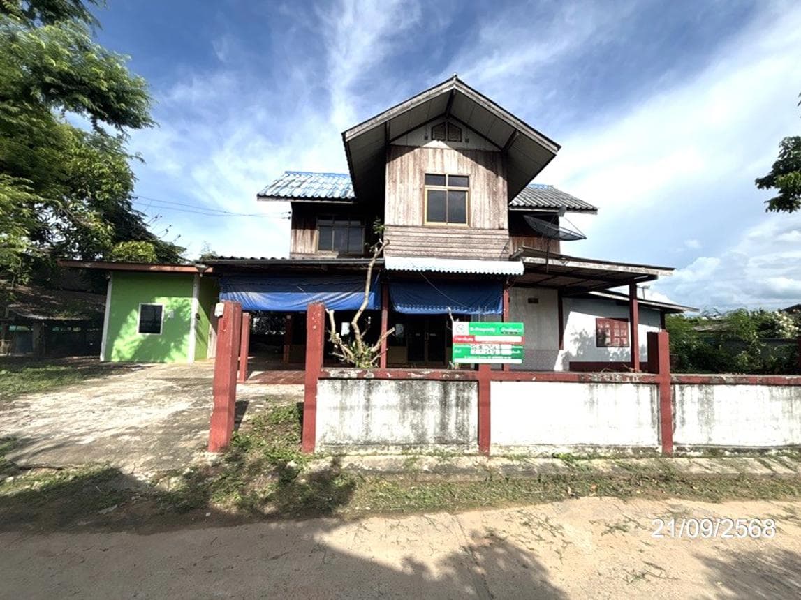 บ้านเดี่ยว ไผ่ รัตนบุรี สุรินทร์ 2 ห้องน้ำ พื้นที่ใช้สอยกว้างขวาง 251 ตร.ม. บนที่ดิน 28 ตร.ว. ทำเลสงบเป็นส่วนตัว เดินทางสะดวก ราคาพิเศษ 1.1 ล้าน