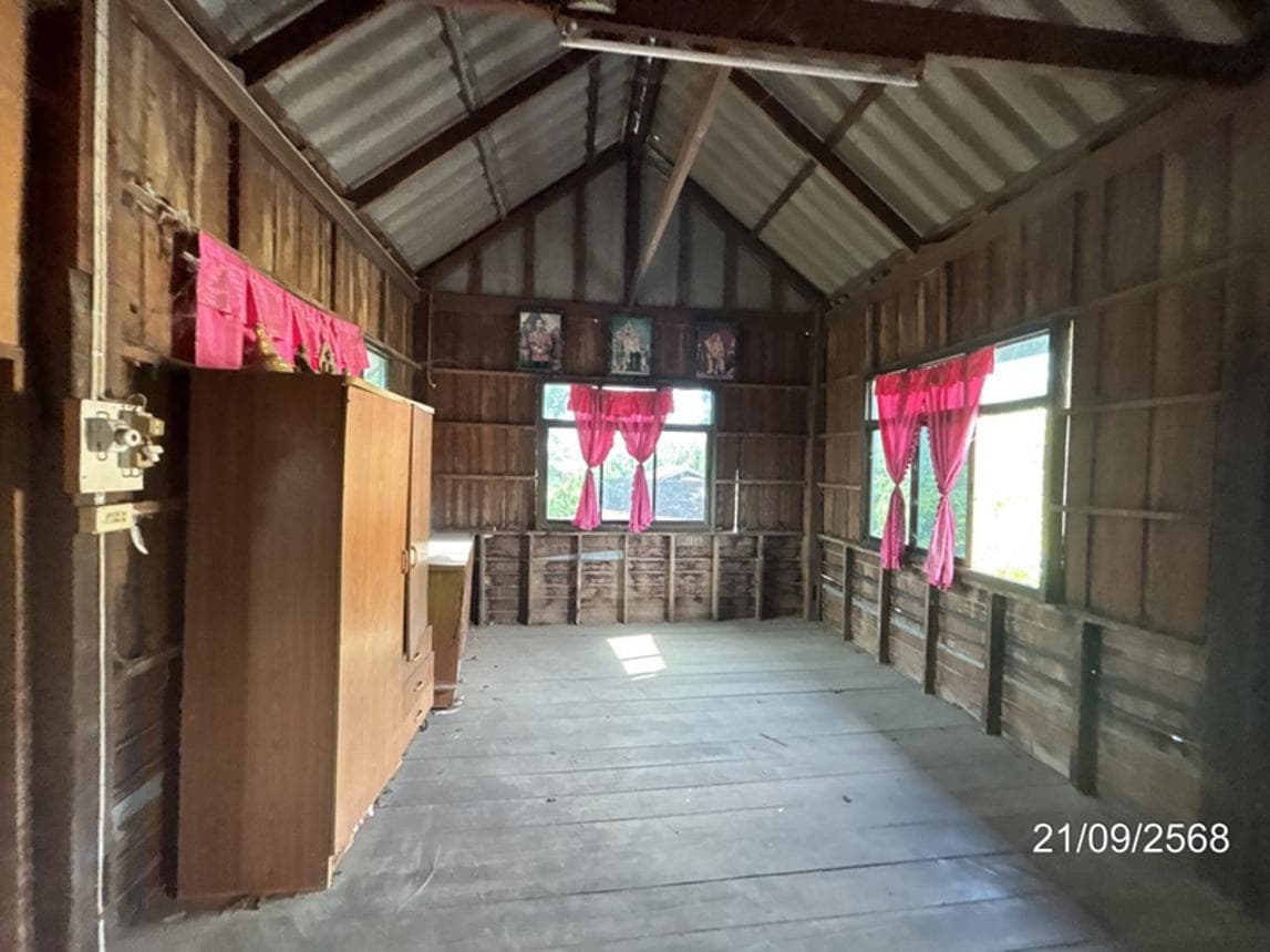 บ้านเดี่ยว ไผ่ รัตนบุรี สุรินทร์ 2 ห้องน้ำ พื้นที่ใช้สอยกว้างขวาง 251 ตร.ม. บนที่ดิน 28 ตร.ว. ทำเลสงบเป็นส่วนตัว เดินทางสะดวก ราคาพิเศษ 1.1 ล้าน