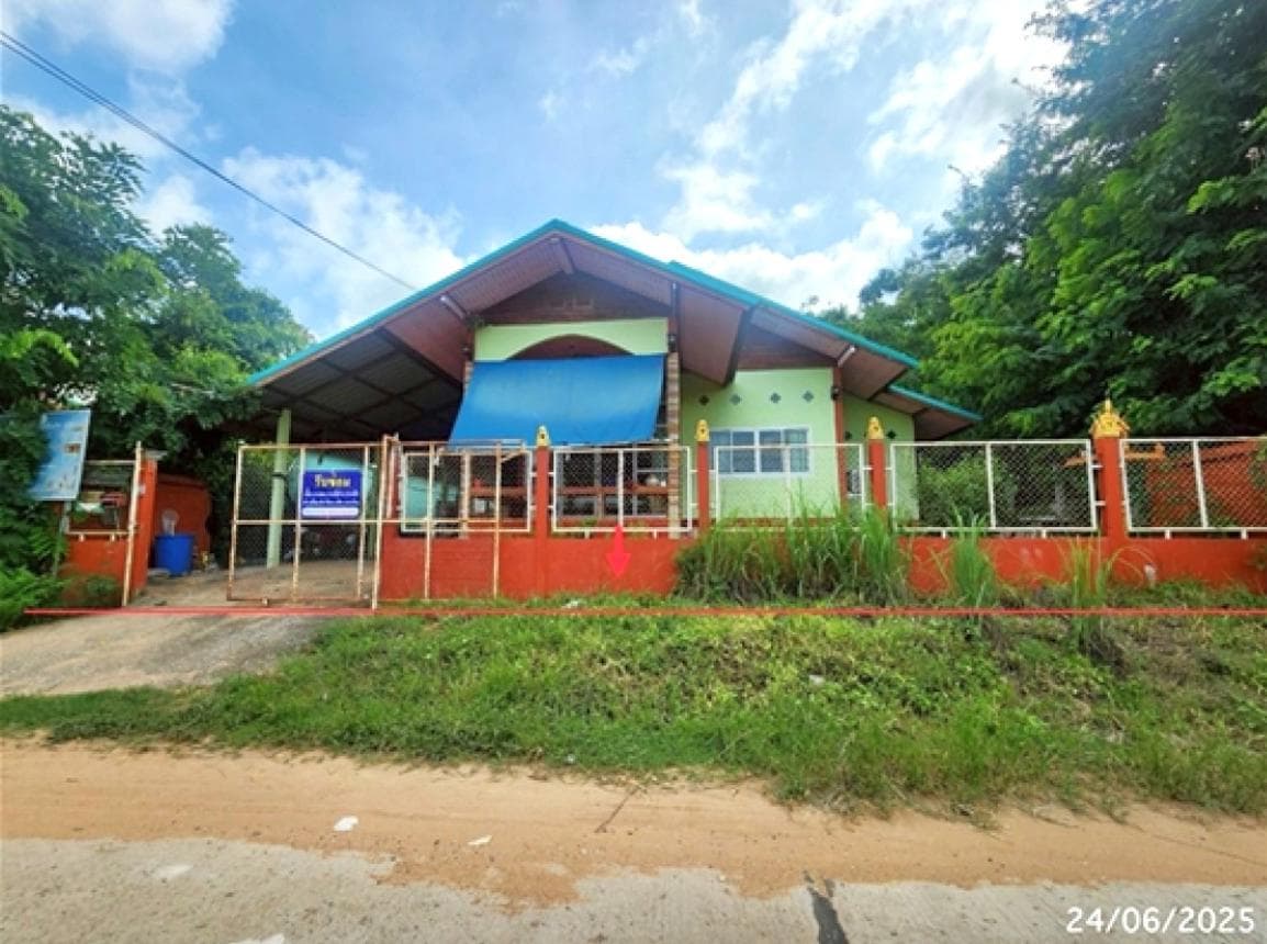 บ้านเดี่ยว เมืองไพร เสลภูมิ ร้อยเอ็ด 2 ห้องนอน พื้นที่ 109.75 ตร.ม. บนที่ดินขนาดใหญ่ 89 ตร.ว. ทำเลสงบเป็นส่วนตัว พื้นที่รอบบ้านกว้างขวาง ราคาพิเศษ 1.09 ล้าน
