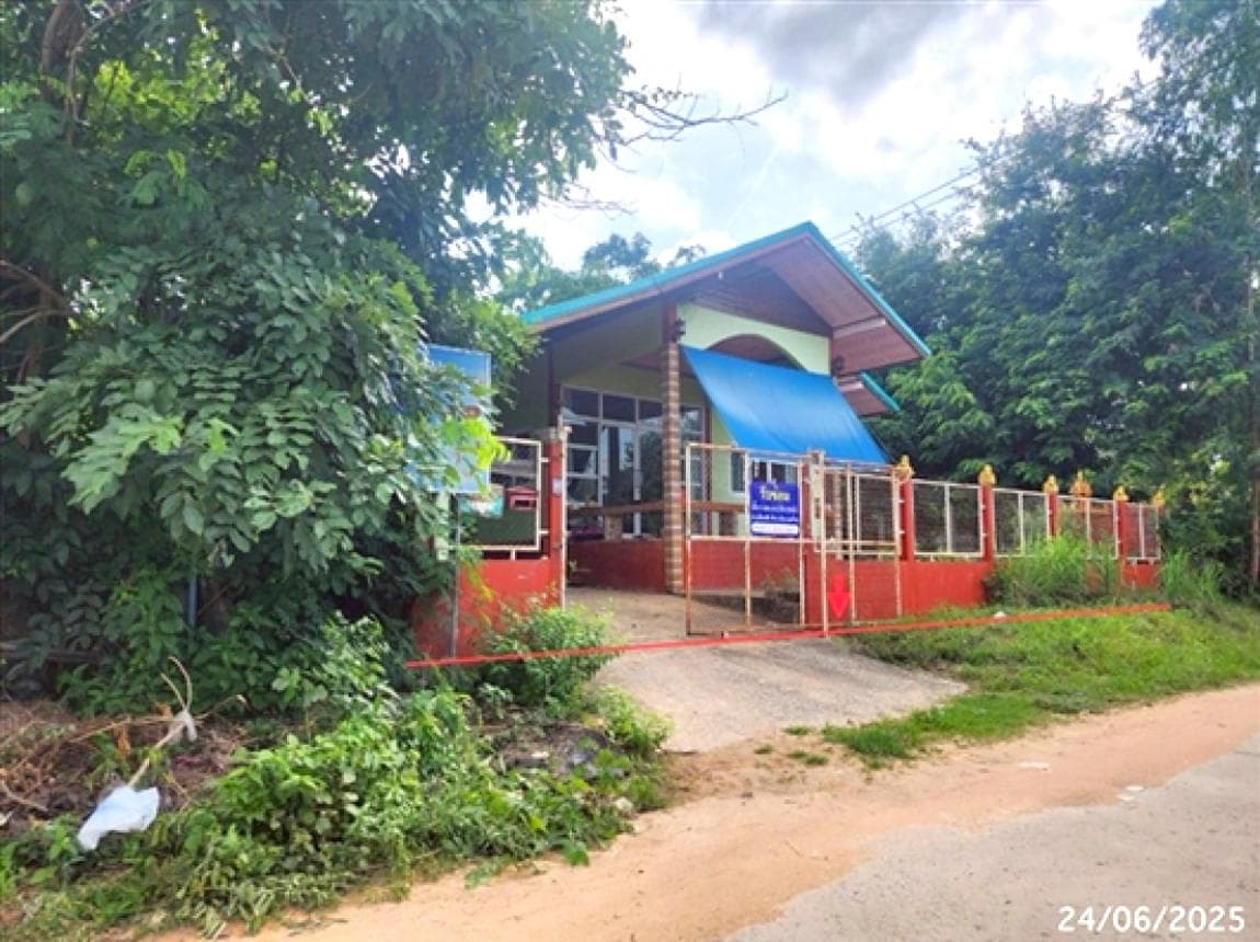 บ้านเดี่ยว เมืองไพร เสลภูมิ ร้อยเอ็ด 2 ห้องนอน พื้นที่ 109.75 ตร.ม. บนที่ดินขนาดใหญ่ 89 ตร.ว. ทำเลสงบเป็นส่วนตัว พื้นที่รอบบ้านกว้างขวาง ราคาพิเศษ 1.09 ล้าน