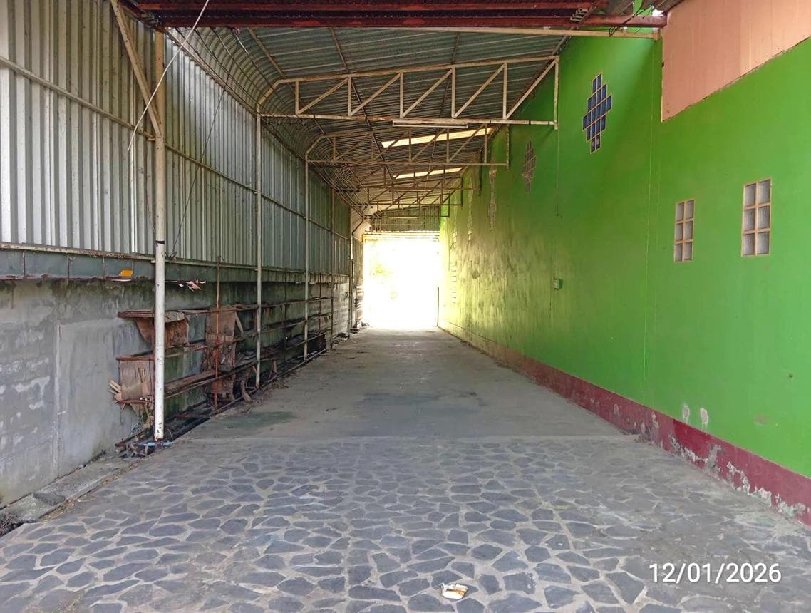 โกดัง พื้นที่ใช้สอย 955.5 ตร.ม. พร้อมสำนักงานและที่พักอาศัย ทำเลศักยภาพ ใจกลางชุมพลบุรี จ.สุรินทร์