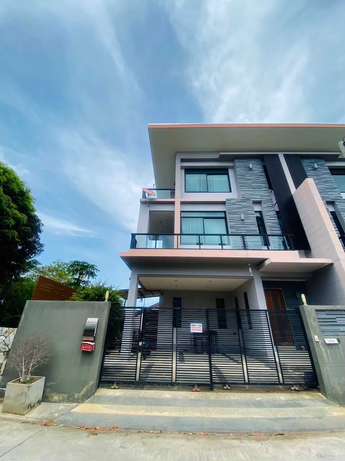 ขาย ทาวน์โฮม บ้านพักตากอากาศ 3 ชั้นซอยหัวหิน 19 ห่างทะเลเพียง 300 เมตร สามารถเดินไปได้ สภาพใหม่มาก ตกแต่งครบ บรรยากาศดี