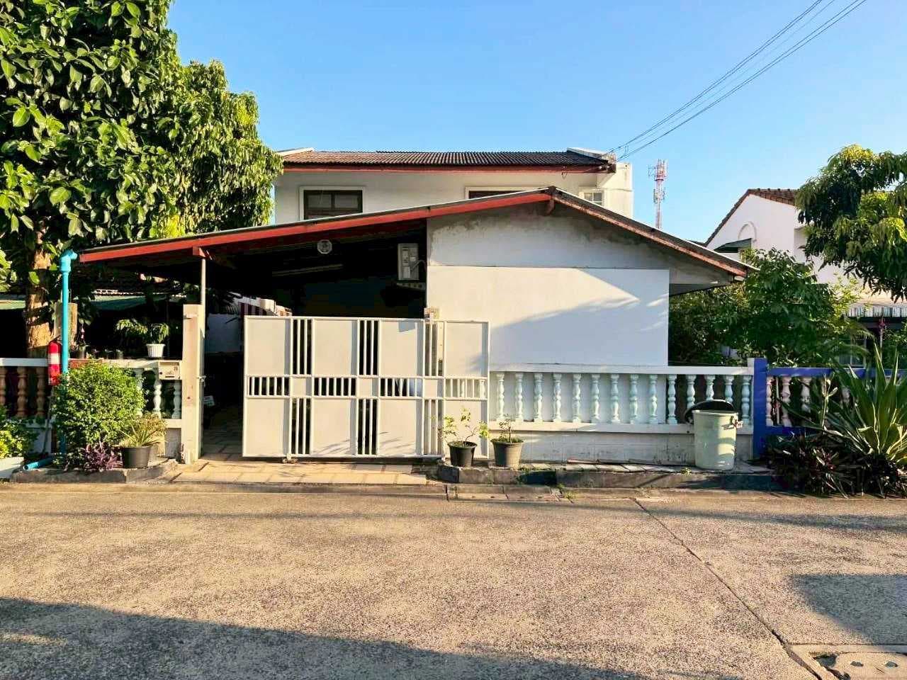 หมู่บ้าน 2521 ซอยสวนผัก 44 ถนนสวนผัก แขวงฉิมพลี เขตตลิ่งชัน กรุงเทพฯ ราคา 3,500,000 บาท