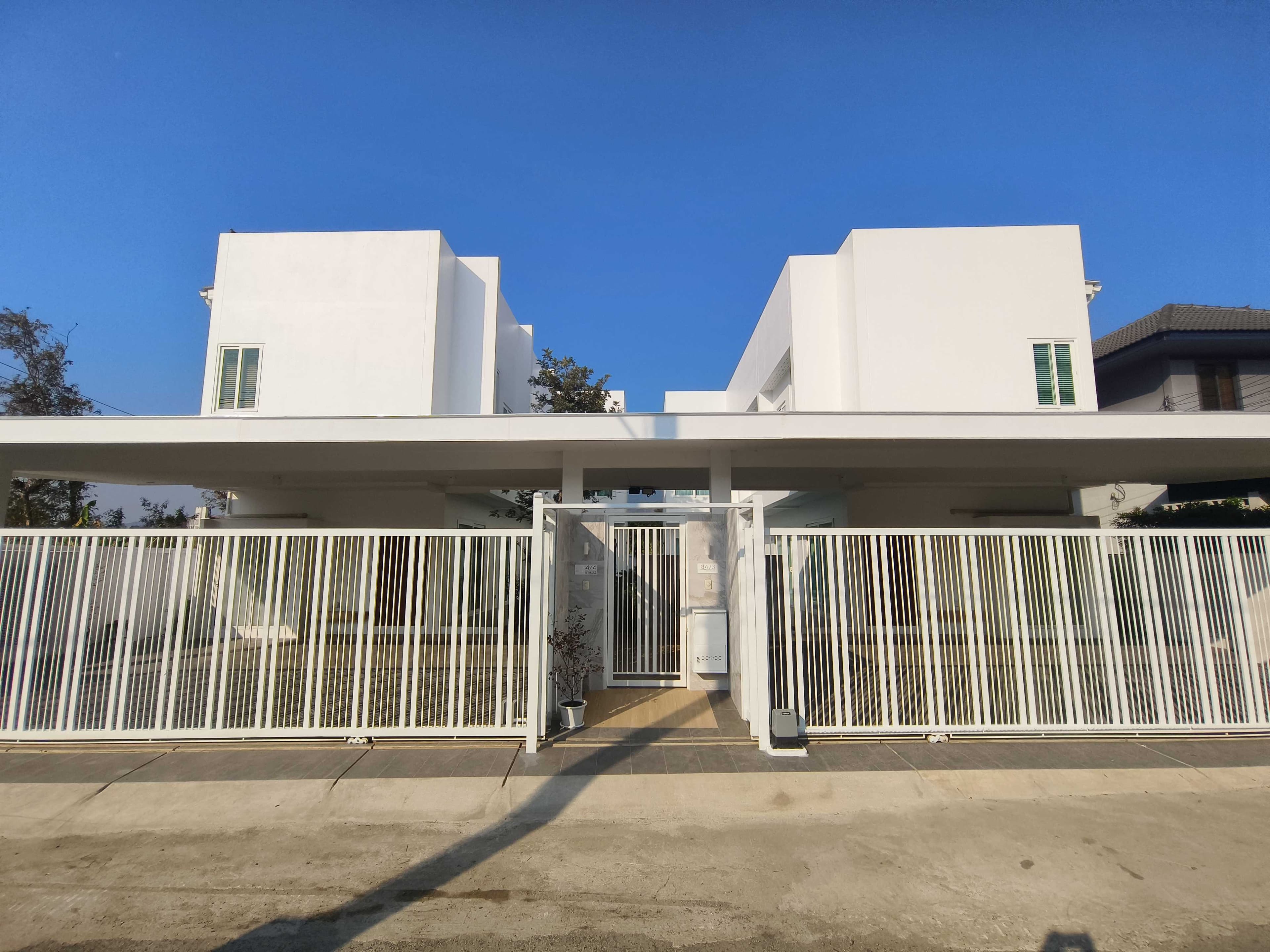 บ้านคู่ ดีไซน์ Modern Minimalist พร้อม Pool Villa และวิวดอยสุเทพแบบพาโนรามา