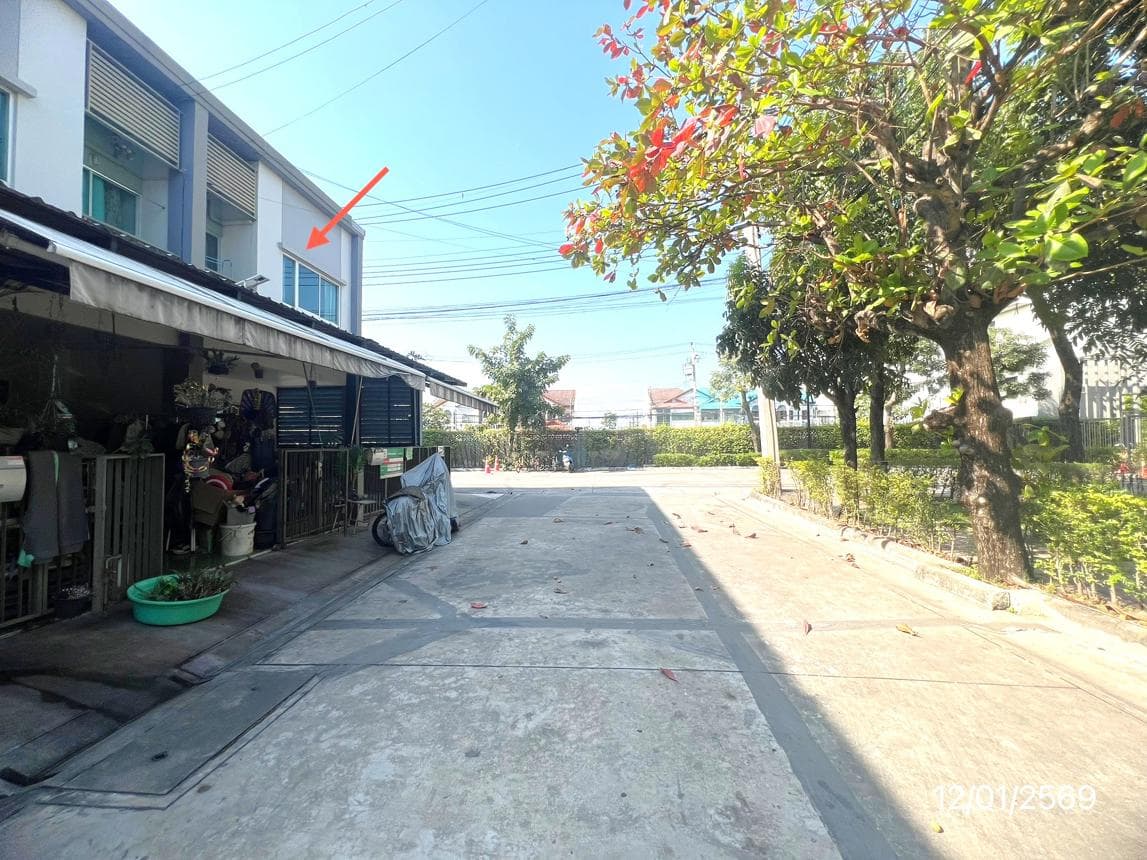 ขายทาวน์เฮ้าส์ บ้านลุมพินี ทาวน์วิลล์ แจ้งวัฒนะ-ติวานนท์ บางพูด ปากเกร็ด 3 ห้องนอน 2 ห้องน้ำ พื้นที่ 115 ตร.ม. ทำเลดีใกล้ทางด่วนและรถไฟฟ้านั่นเอง