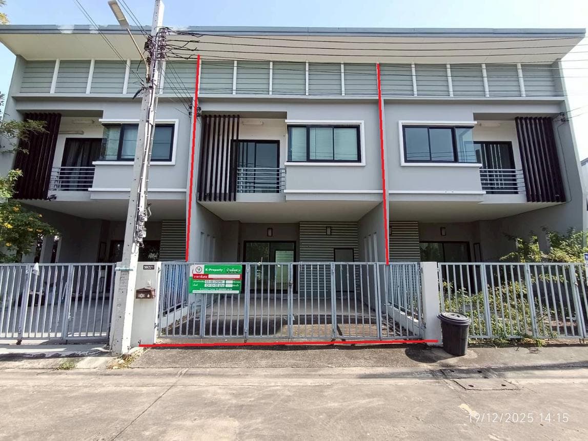 ขายทาวน์เฮ้าส์ ดีน่า (ลภาวัน 23 ) บางบัวทอง นนทบุรี ทำเลลำโพ เนื้อที่ 18.6 ตร.ว. พื้นที่ใช้สอย 99 ตร.ม. 3 ห้องนอน 2 ห้องน้ำ สภาพดี พร้อมอยู่