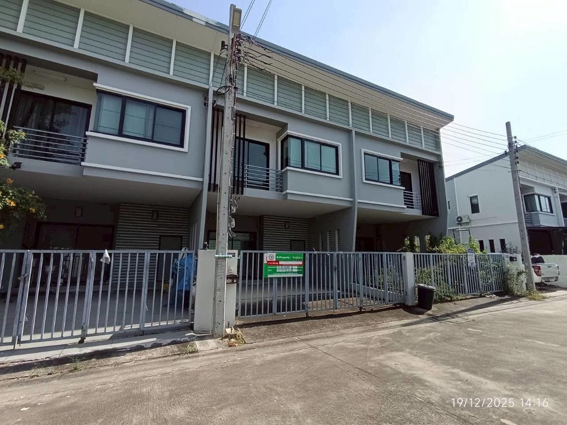 ขายทาวน์เฮ้าส์ ดีน่า (ลภาวัน 23 ) บางบัวทอง นนทบุรี ทำเลลำโพ เนื้อที่ 18.6 ตร.ว. พื้นที่ใช้สอย 99 ตร.ม. 3 ห้องนอน 2 ห้องน้ำ สภาพดี พร้อมอยู่