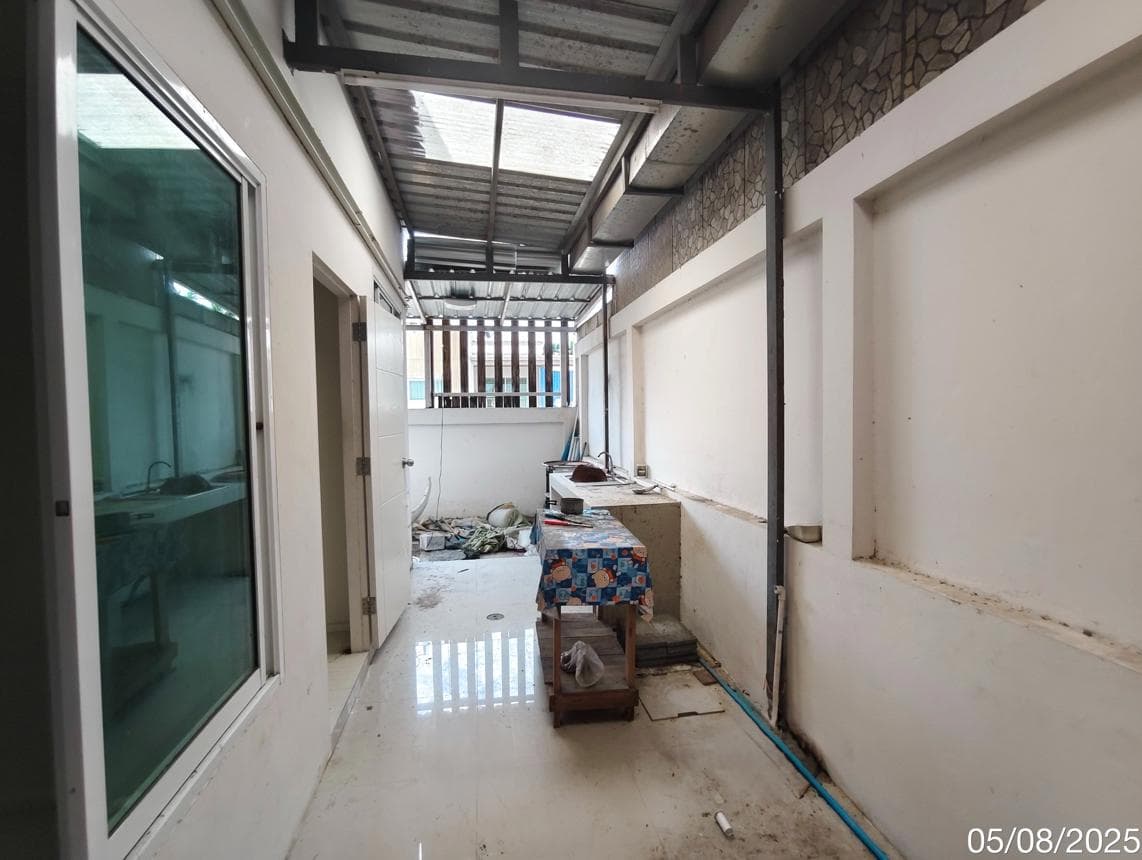 ทาวน์เฮ้าส์ พีนัท ปลวกแดง ระยอง 2 ห้องนอน 1 ห้องน้ำ พื้นที่ 105.21 ตร.ม. บนเนื้อที่กว้าง 30.5 ตร.ว. ราคา 1.8 ล้านบาท