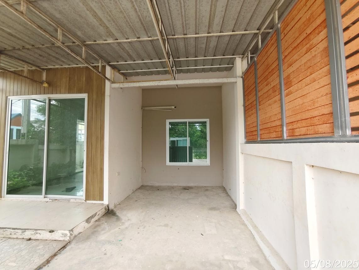ทาวน์เฮ้าส์ พีนัท ปลวกแดง ระยอง 2 ห้องนอน 1 ห้องน้ำ พื้นที่ 105.21 ตร.ม. บนเนื้อที่กว้าง 30.5 ตร.ว. ราคา 1.8 ล้านบาท