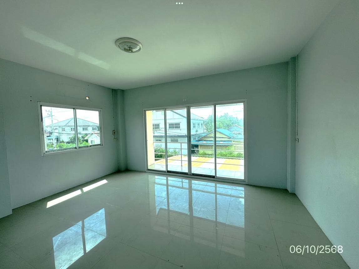 อาคารพาณิชย์ บางหญ้าแพรก เมืองสมุทรสาคร พื้นที่ใช้สอย 140 ตร.ม. ทำเลศักยภาพ เหมาะค้าขายและพักอาศัย