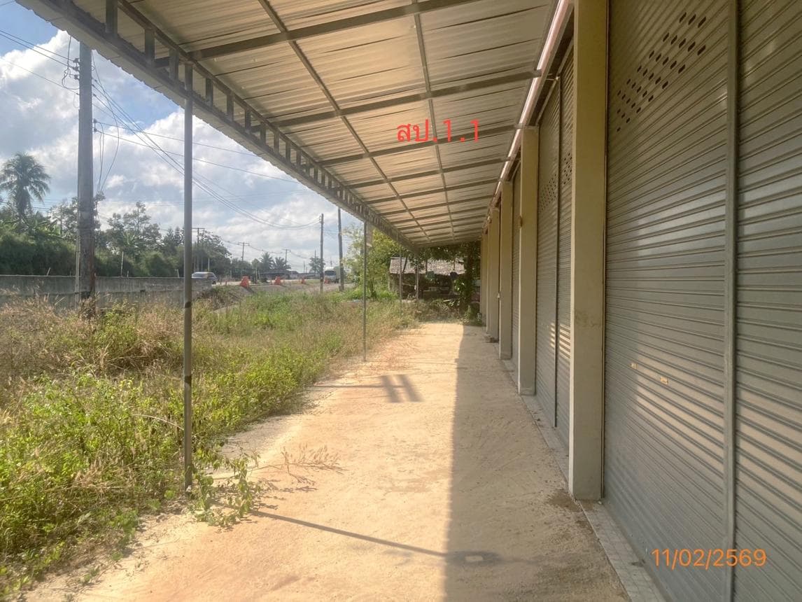 ขายอาคารพาณิชย์ คลองชะอุ่น พนม สุราษฎร์ธานี พื้นที่กว้างพิเศษ 880 ตร.ม. บนเนื้อที่ 60.3 ตร.ว. ทำเลดีเหมาะทำธุรกิจและอยู่อาศัยนั่นเอง