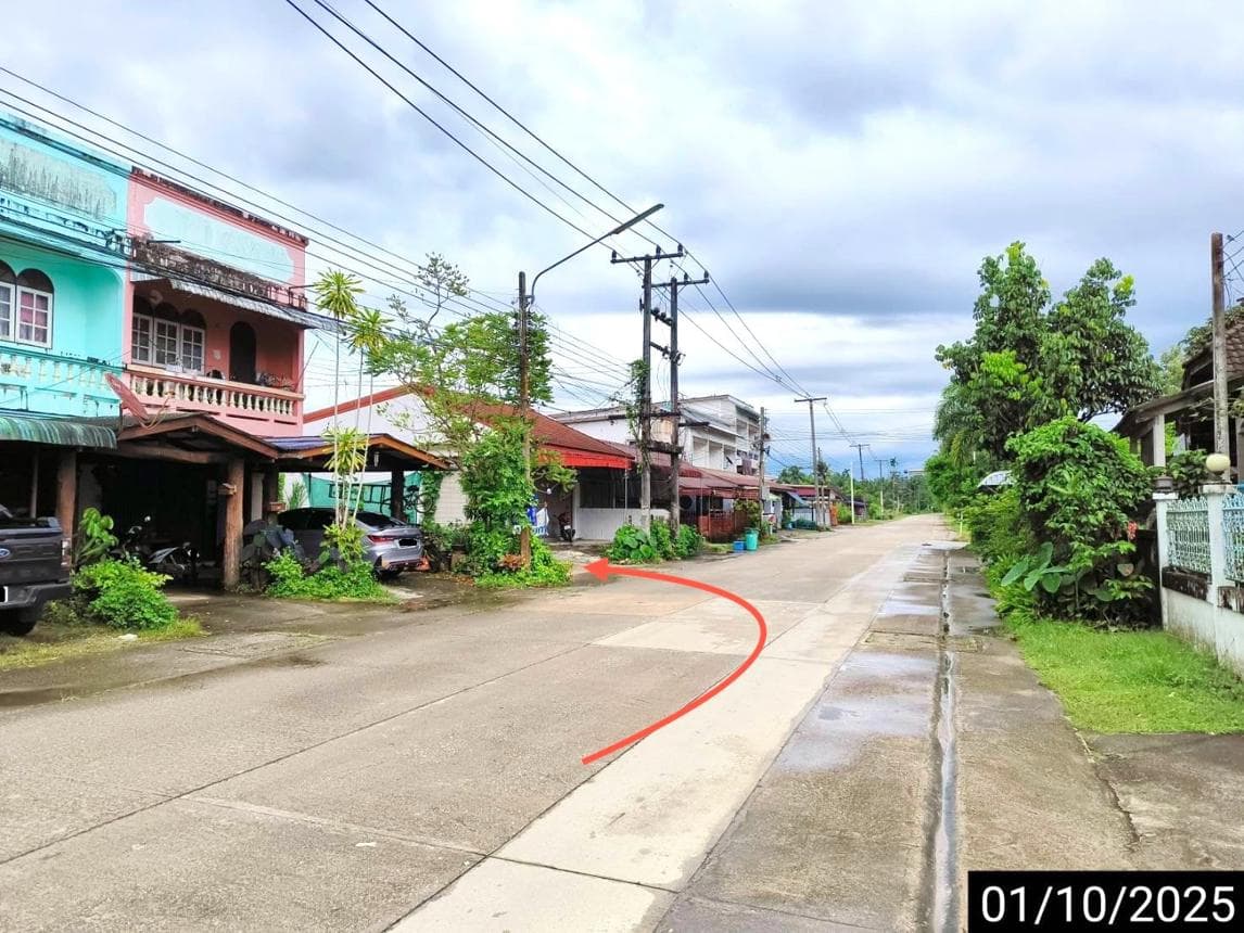 ที่ดินว่างเปล่า ท่าแซะ ชุมพร เนื้อที่ 26 ตร.ว. ทำเลดีใกล้แหล่งชุมชน เดินทางสะดวก เหมาะสำหรับสร้างบ้านพักอาศัยหรือลงทุน ราคาถูกเพียง 3 แสนต้นๆ
