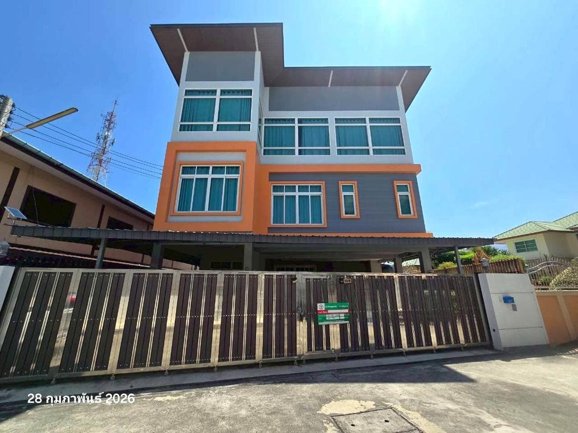 บ้านเดี่ยวขนาดใหญ่ ในเมือง เมืองชัยนาท 12 ห้องนอน 7 ห้องน้ำ พื้นที่ใช้สอย 657.75 ตร.ม. ทำเลใจกลางเมือง เหมาะสำหรับครอบครัวใหญ่หรือโฮมออฟฟิศ