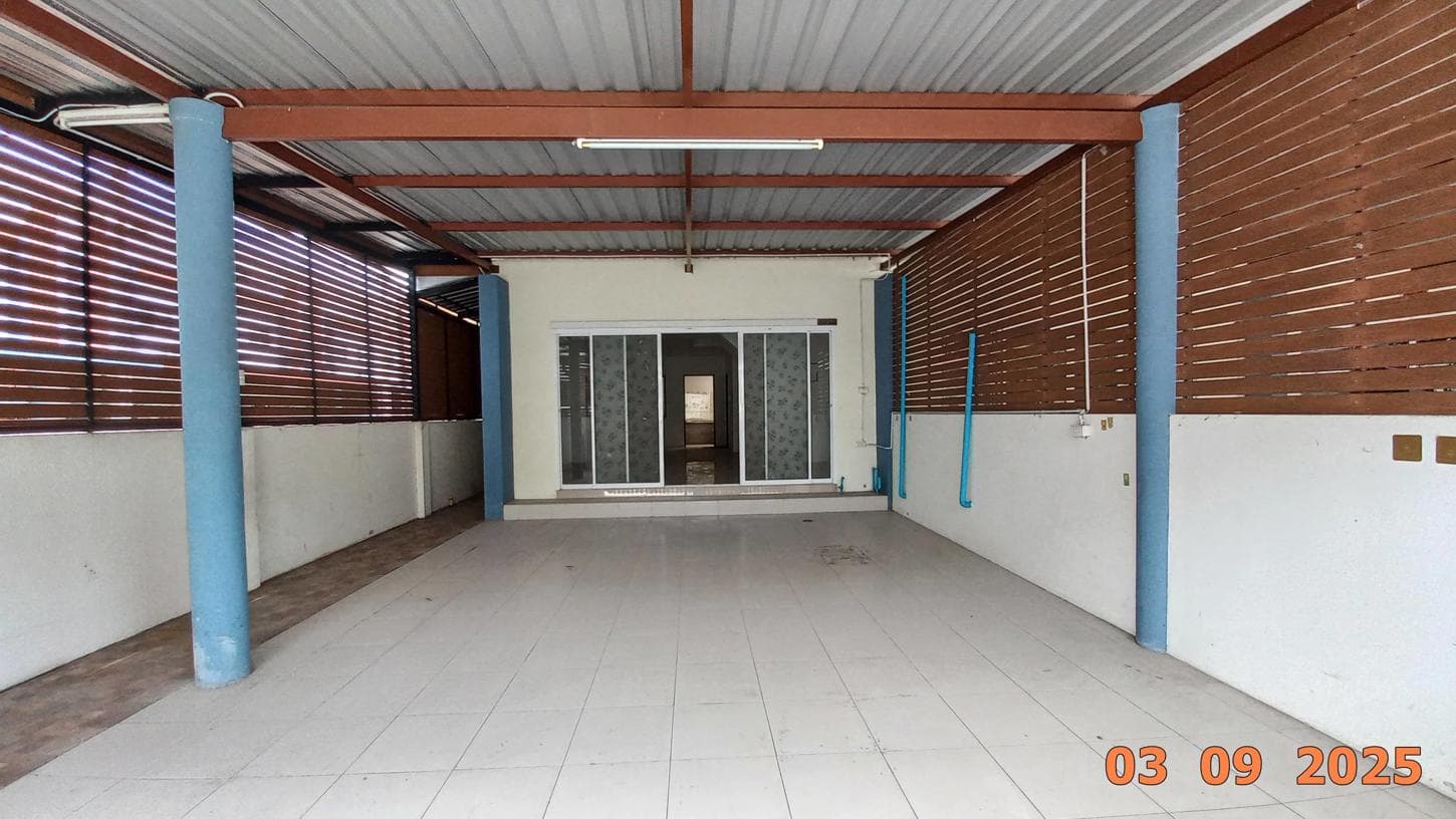 ขายทาวน์เฮ้าส์ บ้านริมสวน 1 (Baan Rim Suan 1) 3 ห้องนอน 2 ห้องน้ำ พื้นที่ใช้สอยกว้าง 154.2 ตร.ม. ทำเลดีนาป่า เมืองชลบุรี ใกล้อมตะนคร